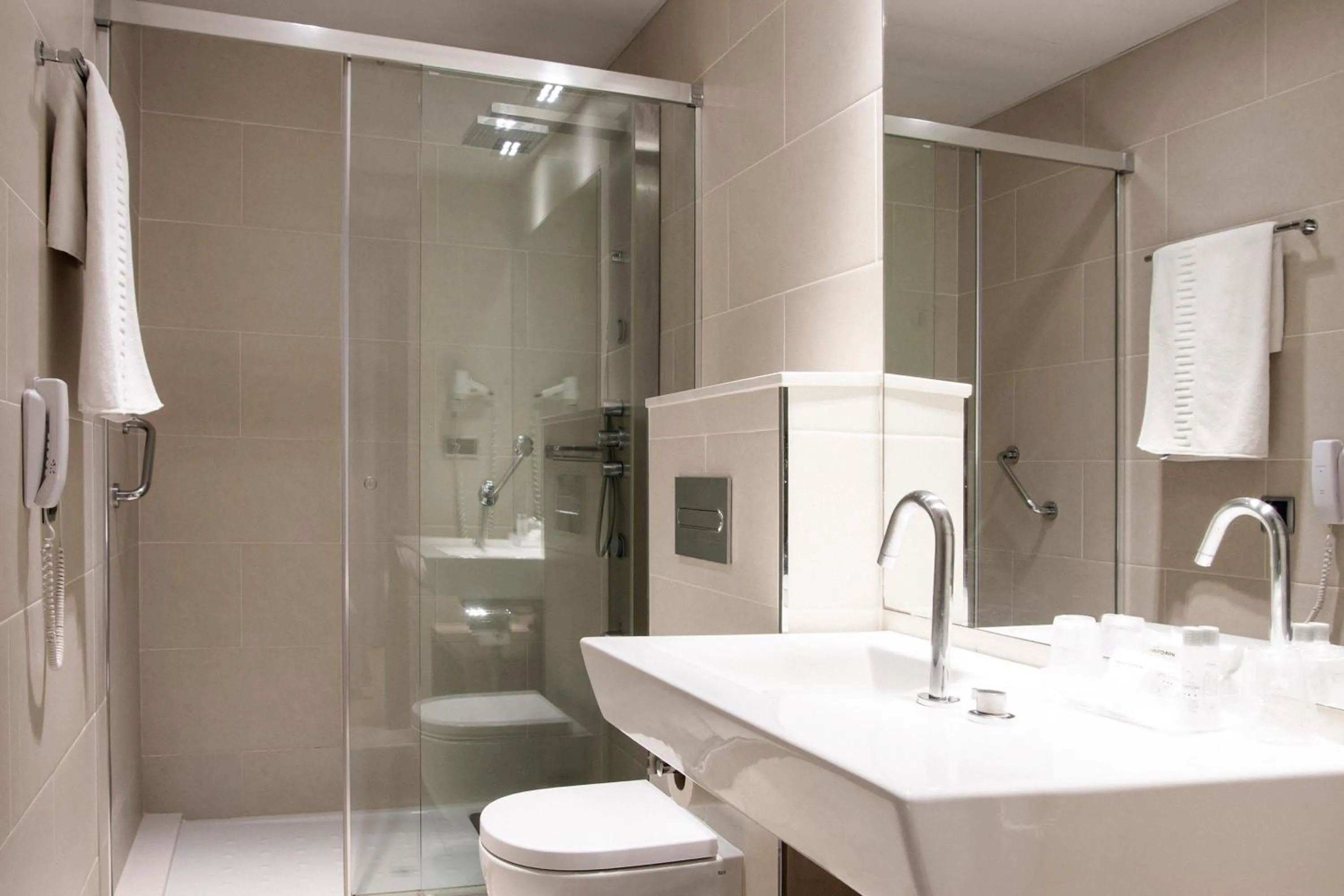 Bathroom in Hotel Lleó