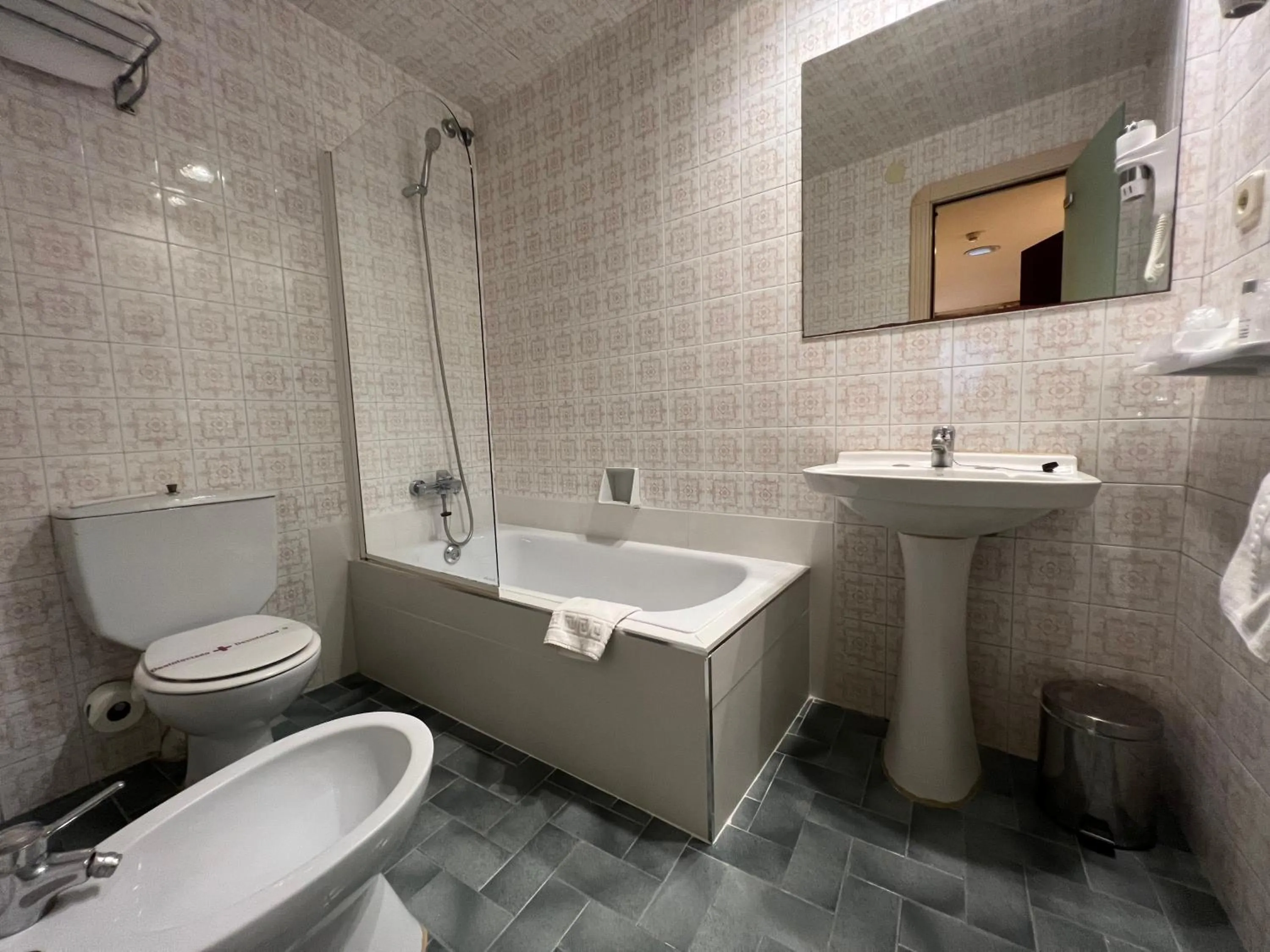 Bathroom in Hotel Lleó