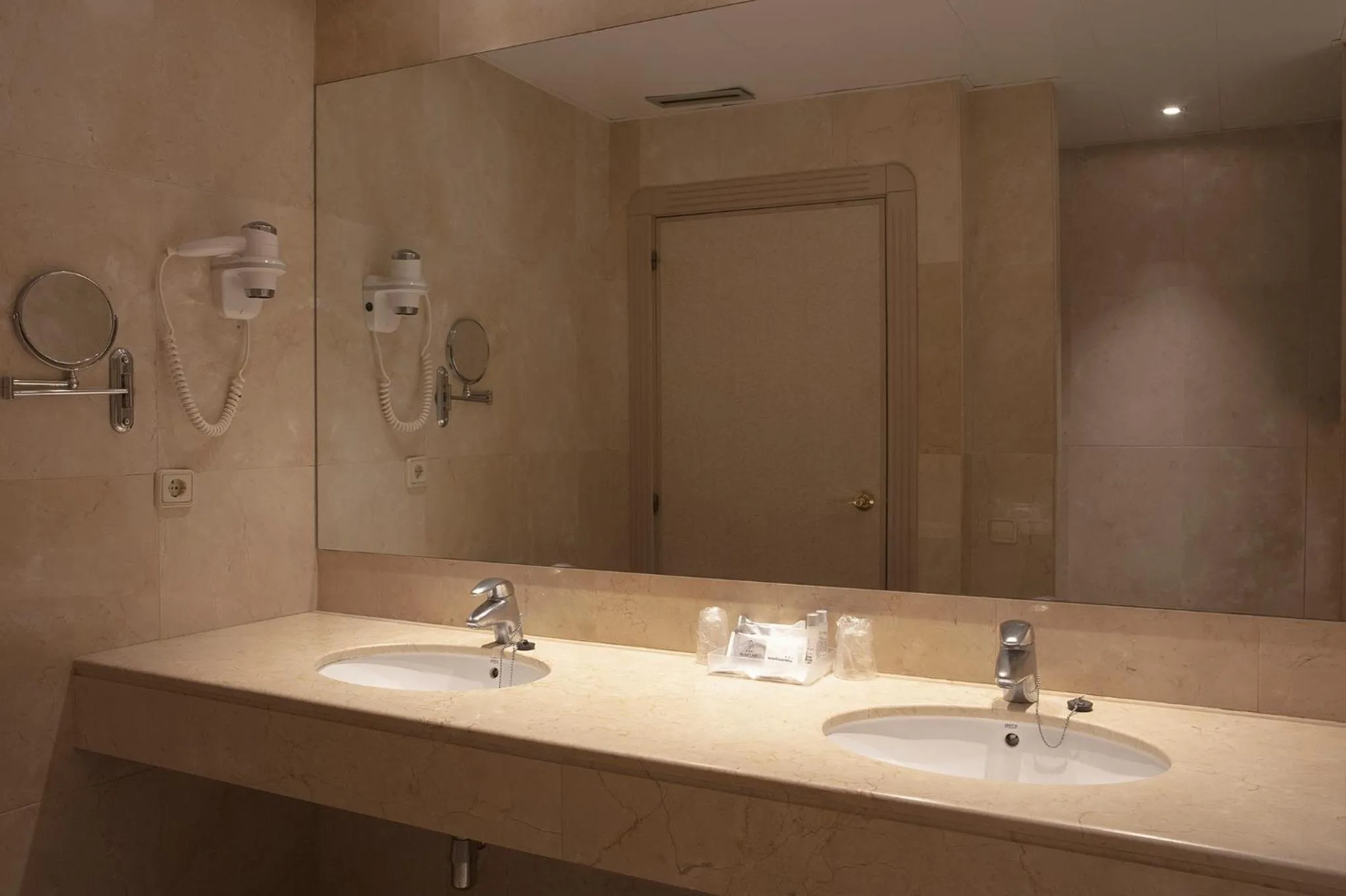 Bathroom in Hotel Lleó