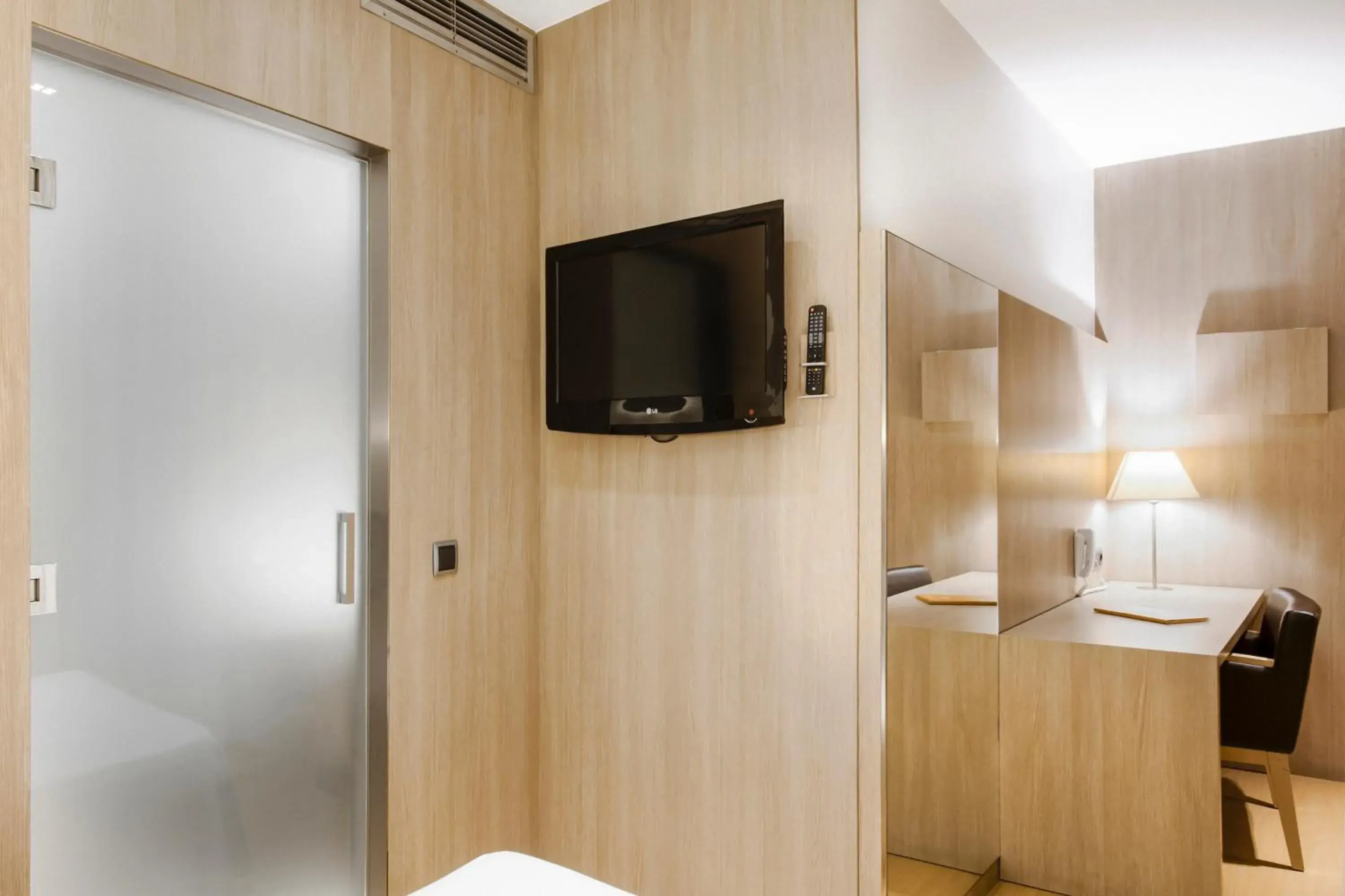 TV and multimedia, Bed in Hotel Lleó TV and multimedia, Bed in Hotel Lleó