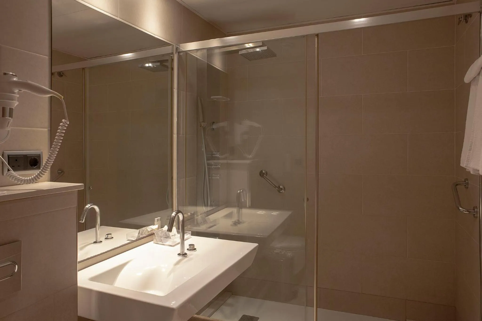 Bathroom in Hotel Lleó