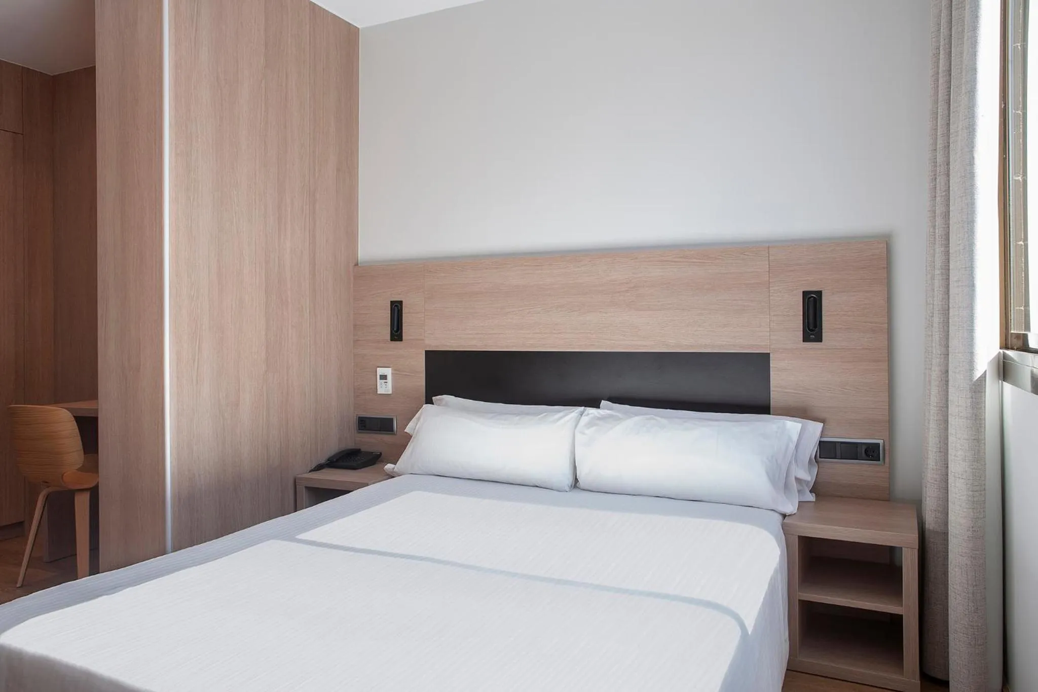 Bedroom, Bed in Hotel Lleó