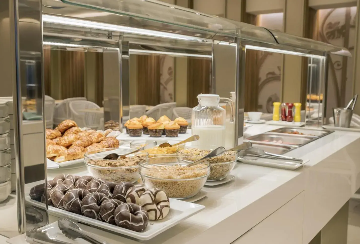 Buffet breakfast in Hotel Lleó Buffet breakfast in Hotel Lleó