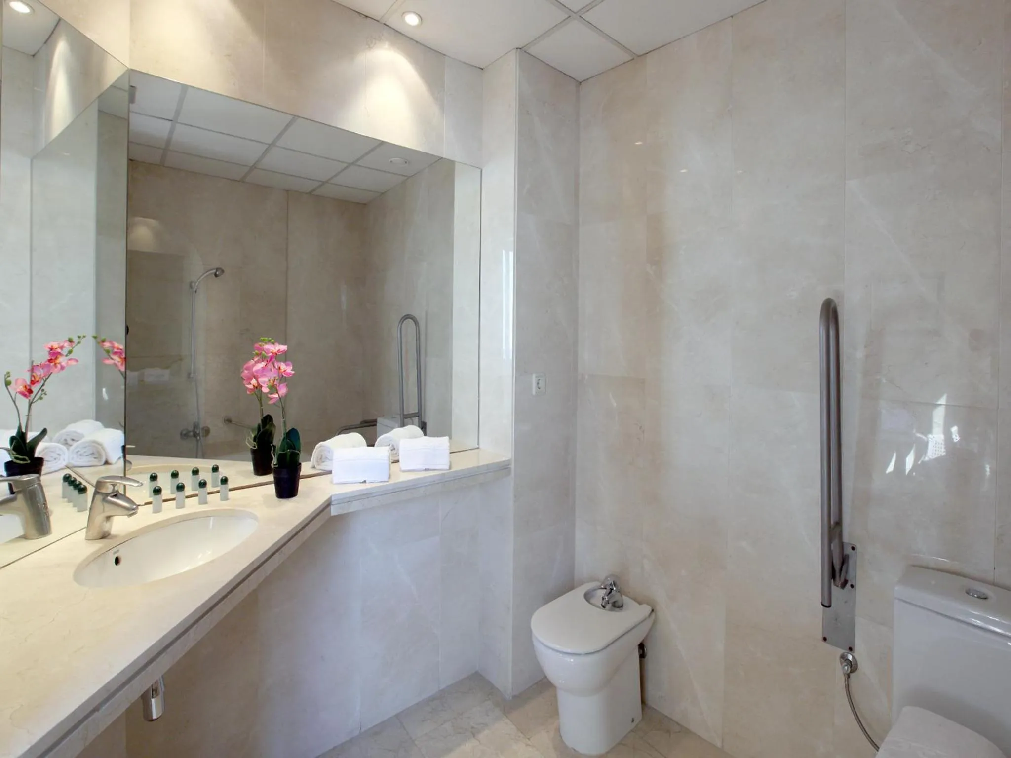 Bathroom in Hotel Lleó