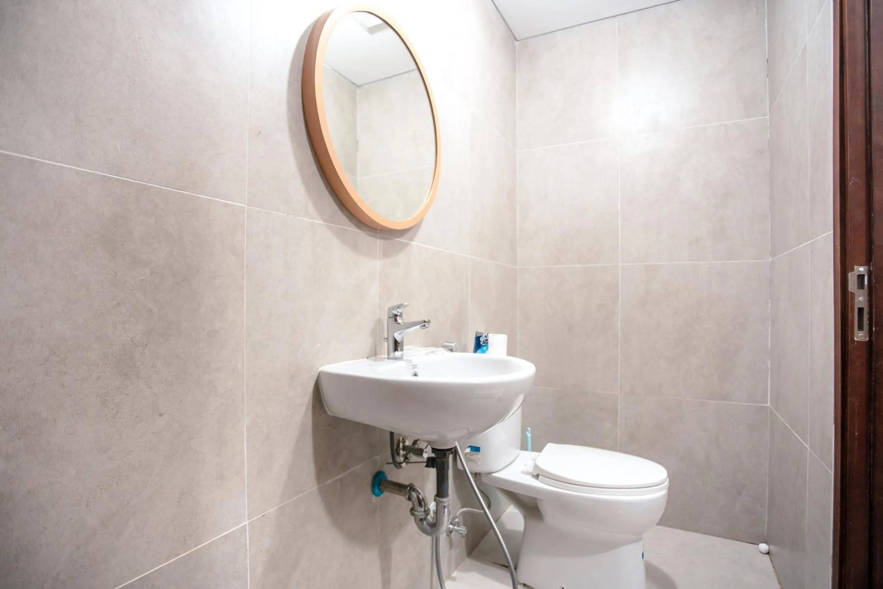 Shower in Palam Mansion at Meisterstadt Pollux Habibie Apartment