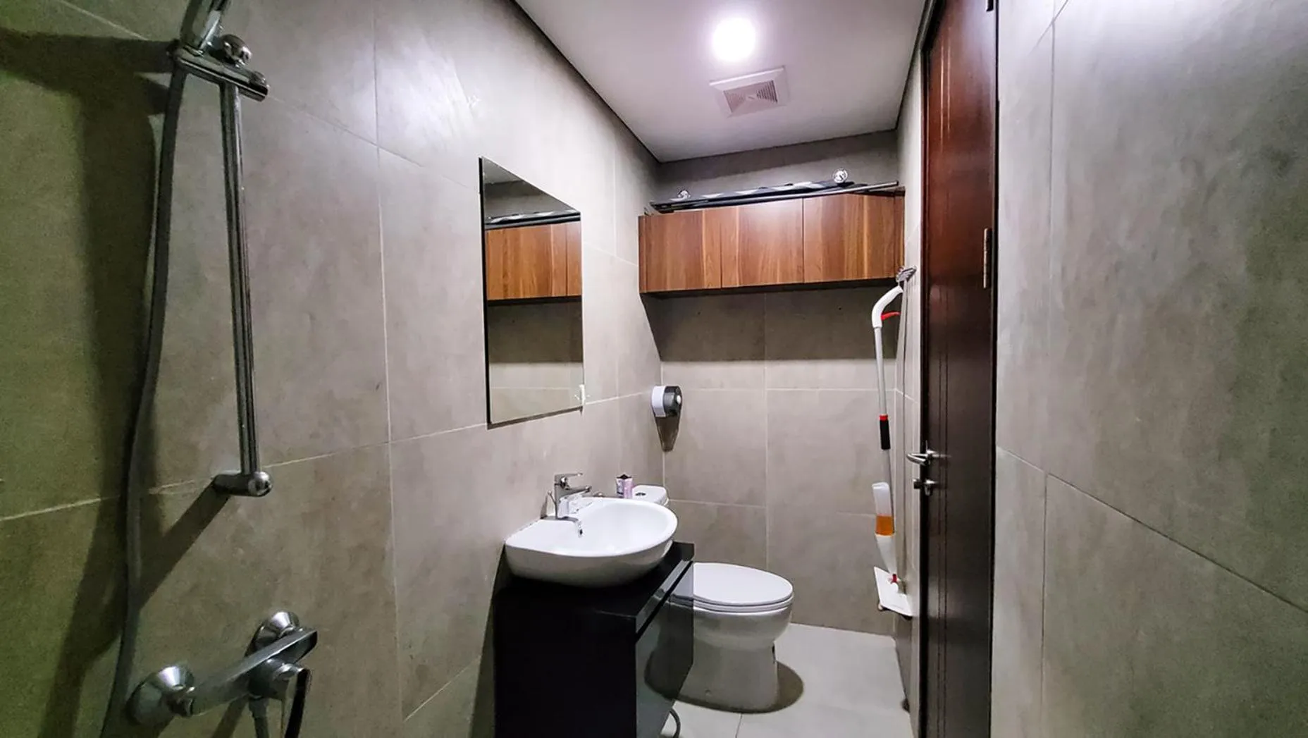 Shower in Palam Mansion at Meisterstadt Pollux Habibie Apartment