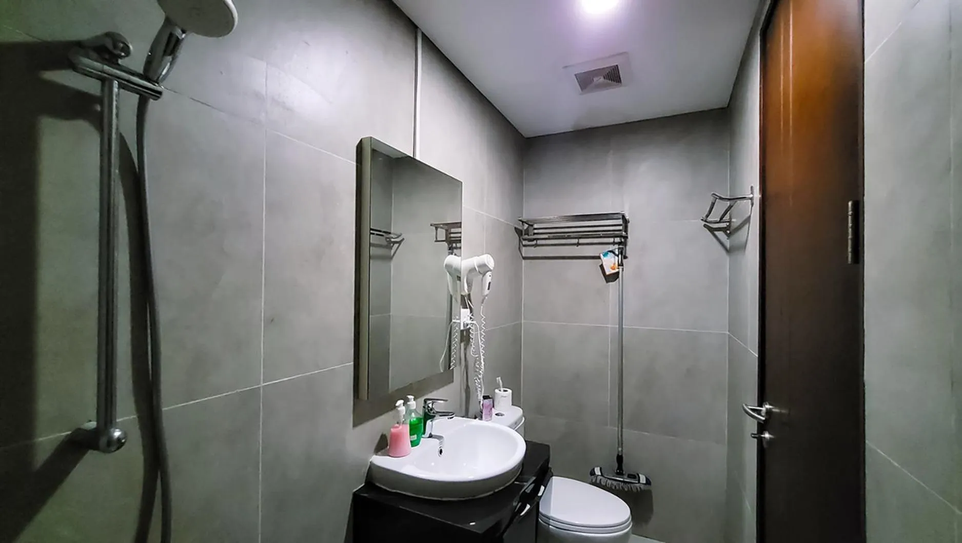 Shower in Palam Mansion at Meisterstadt Pollux Habibie Apartment