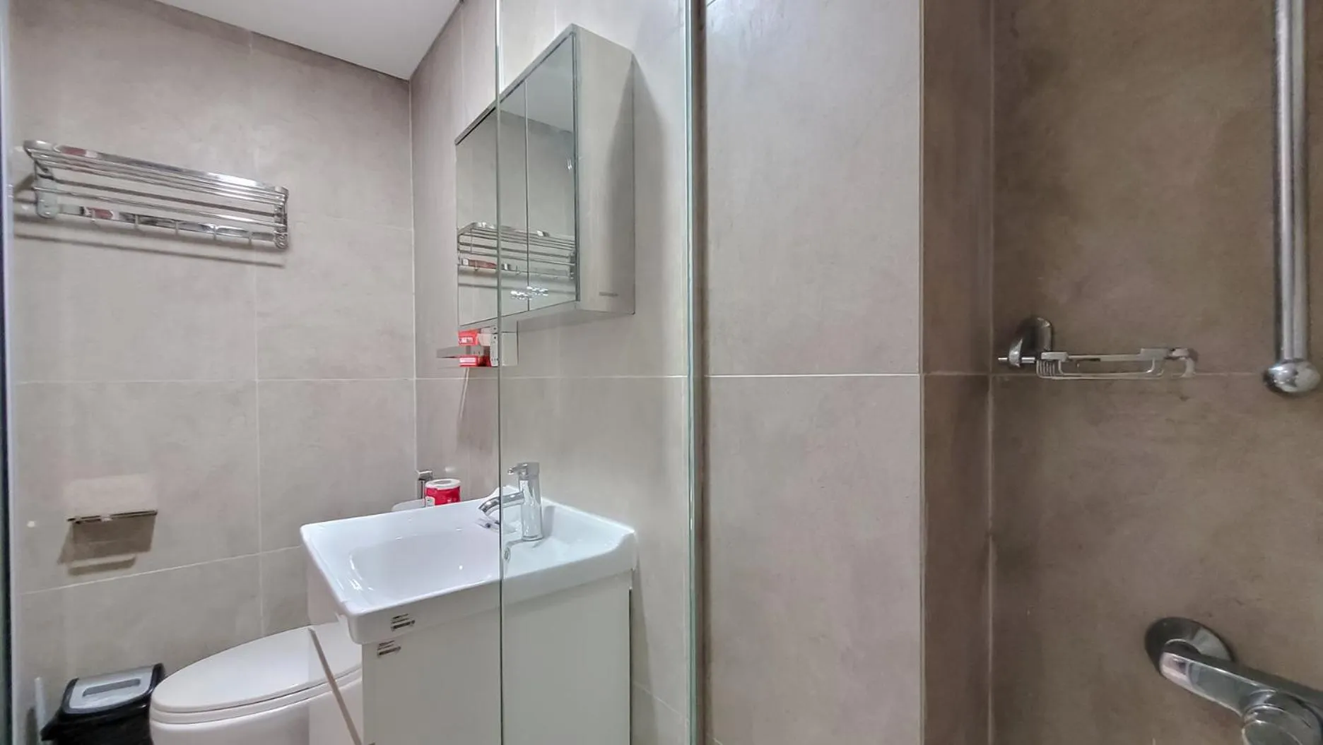 Shower in Palam Mansion at Meisterstadt Pollux Habibie Apartment