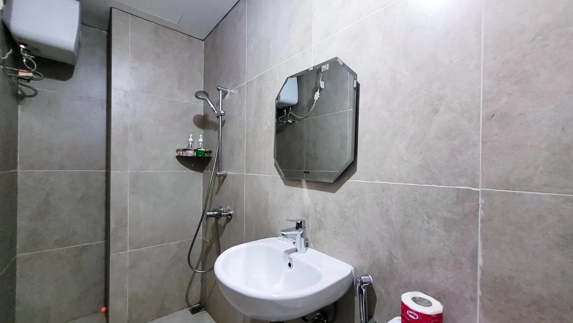 Shower in Palam Mansion at Meisterstadt Pollux Habibie Apartment