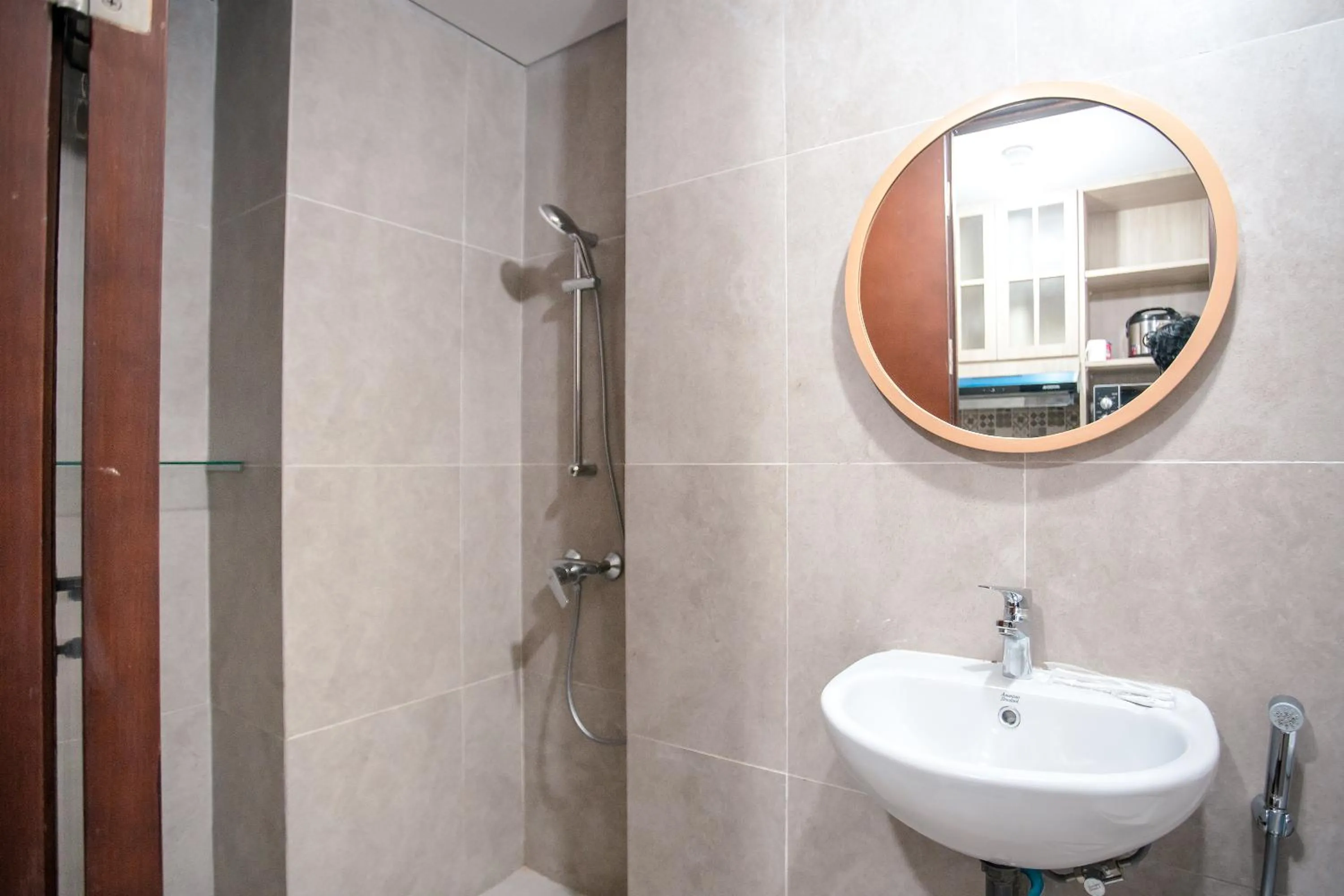 Shower in Palam Mansion at Meisterstadt Pollux Habibie Apartment