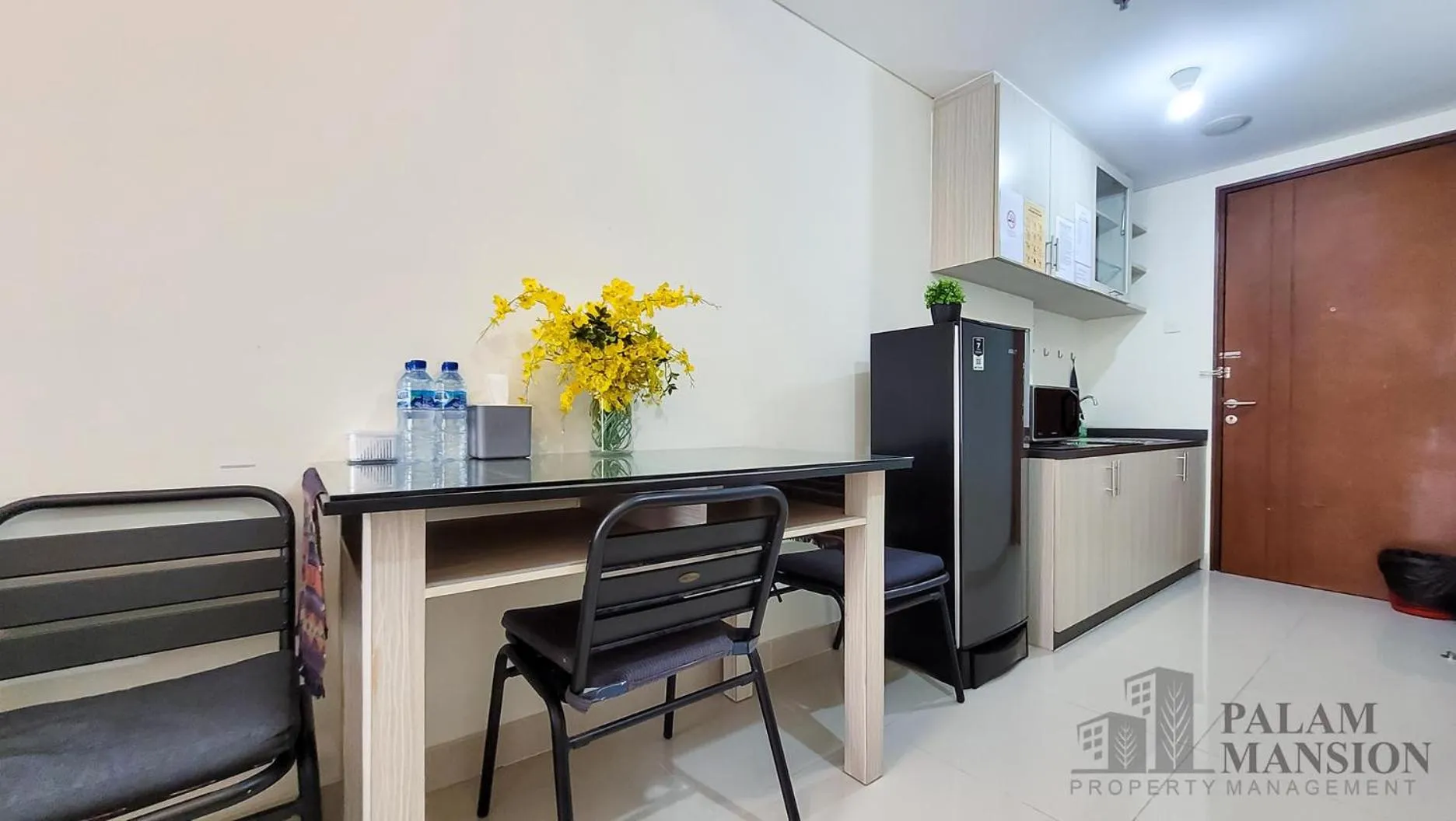Kitchen or kitchenette in Palam Mansion at Meisterstadt Pollux Habibie Apartment