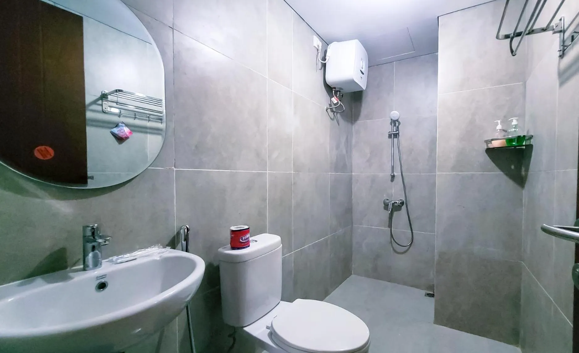 Shower in Palam Mansion at Meisterstadt Pollux Habibie Apartment