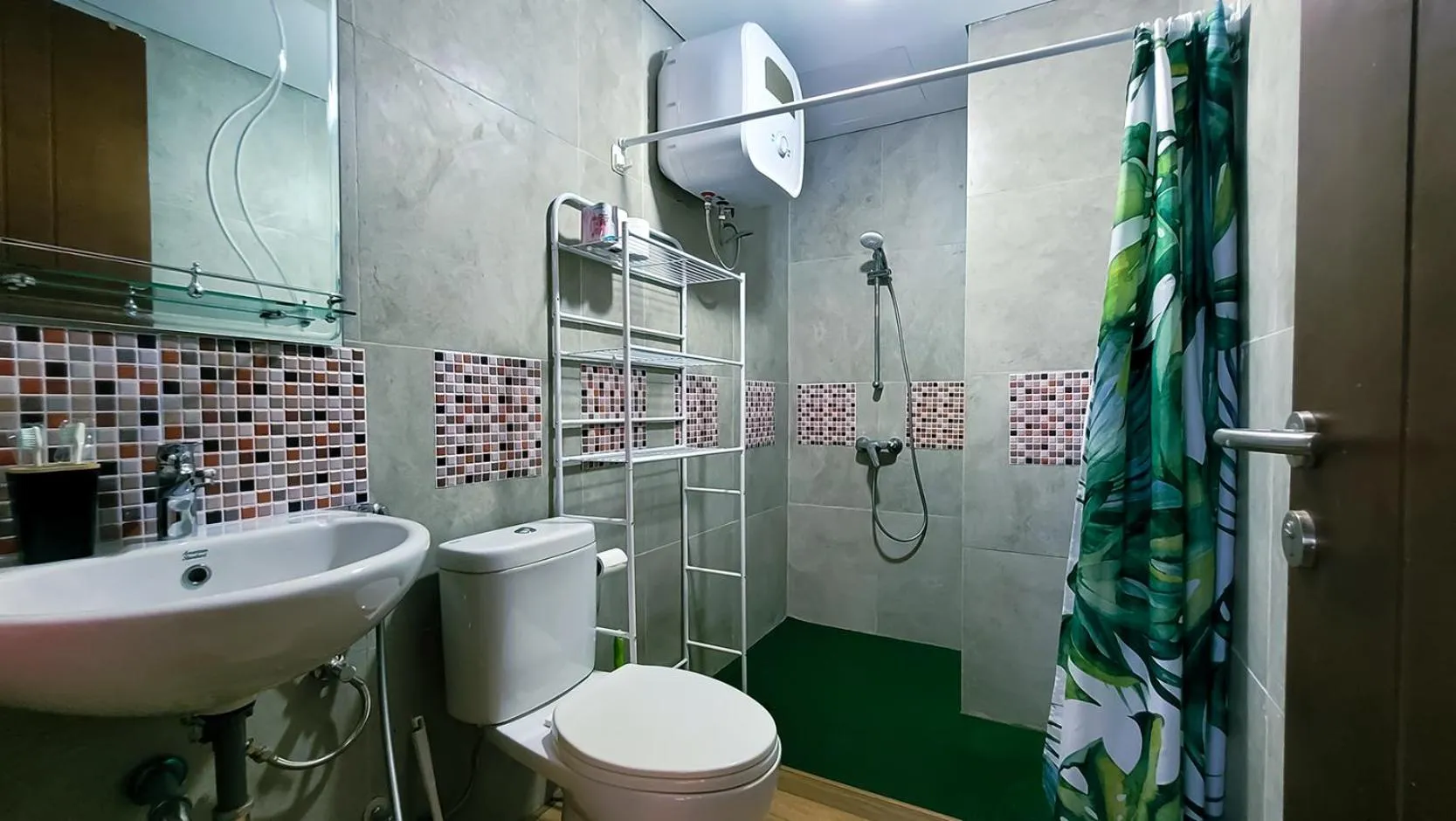 Shower in Palam Mansion at Meisterstadt Pollux Habibie Apartment