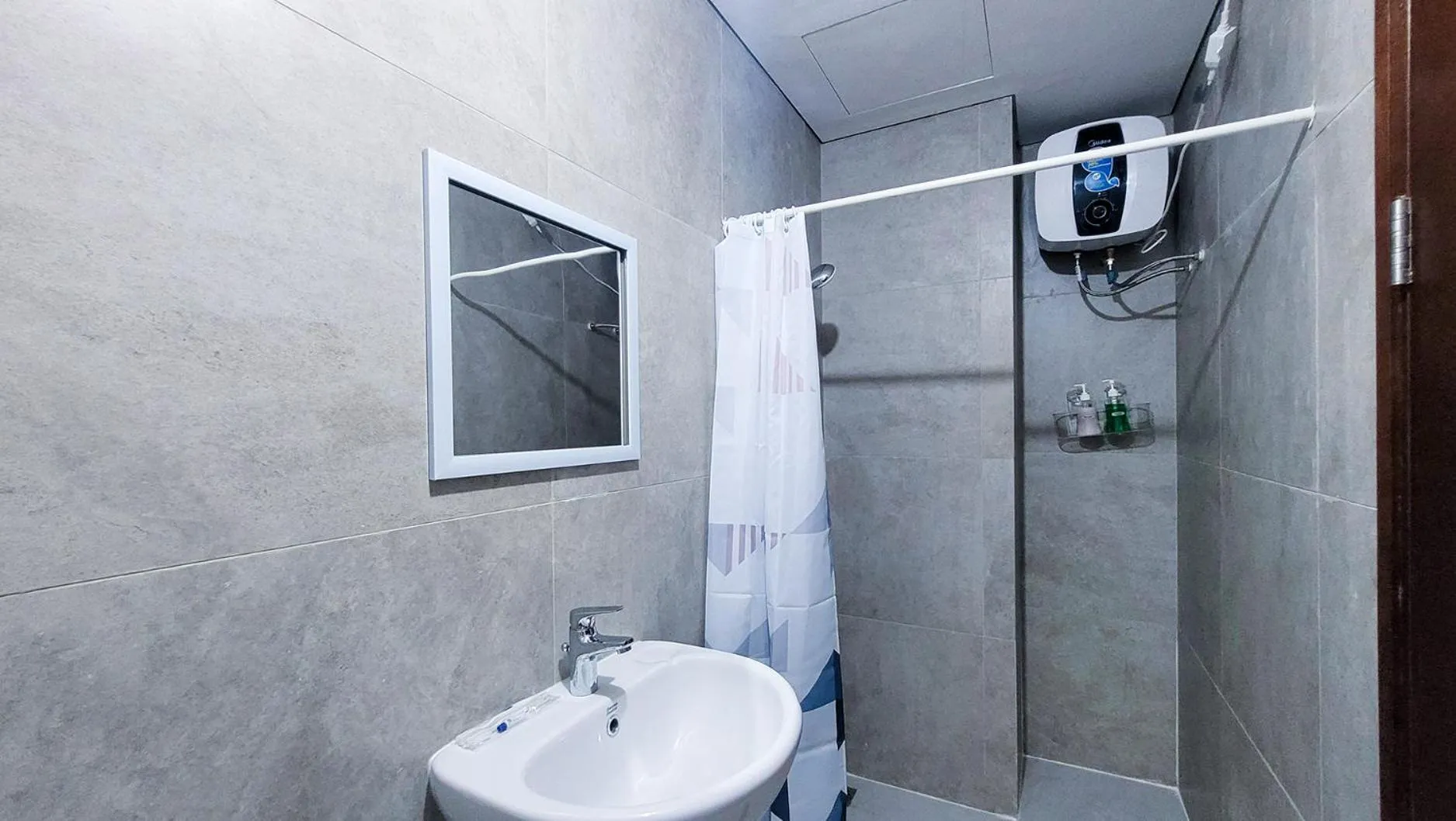 Shower in Palam Mansion at Meisterstadt Pollux Habibie Apartment