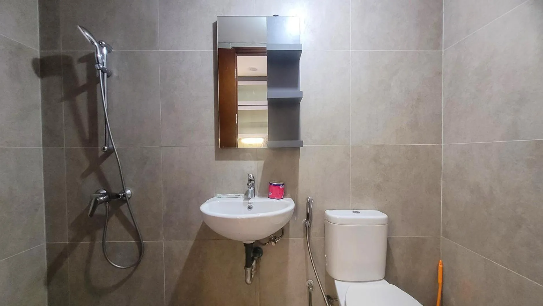 Shower in Palam Mansion at Meisterstadt Pollux Habibie Apartment