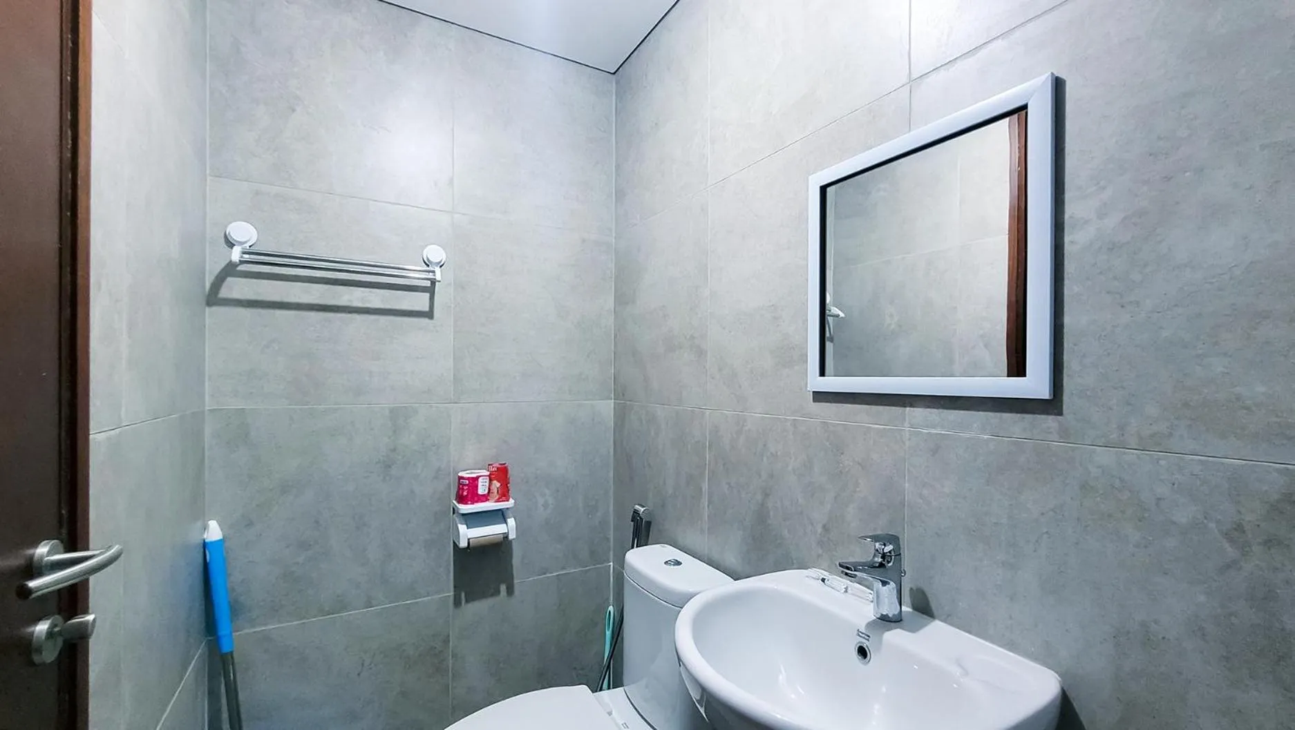 Shower in Palam Mansion at Meisterstadt Pollux Habibie Apartment