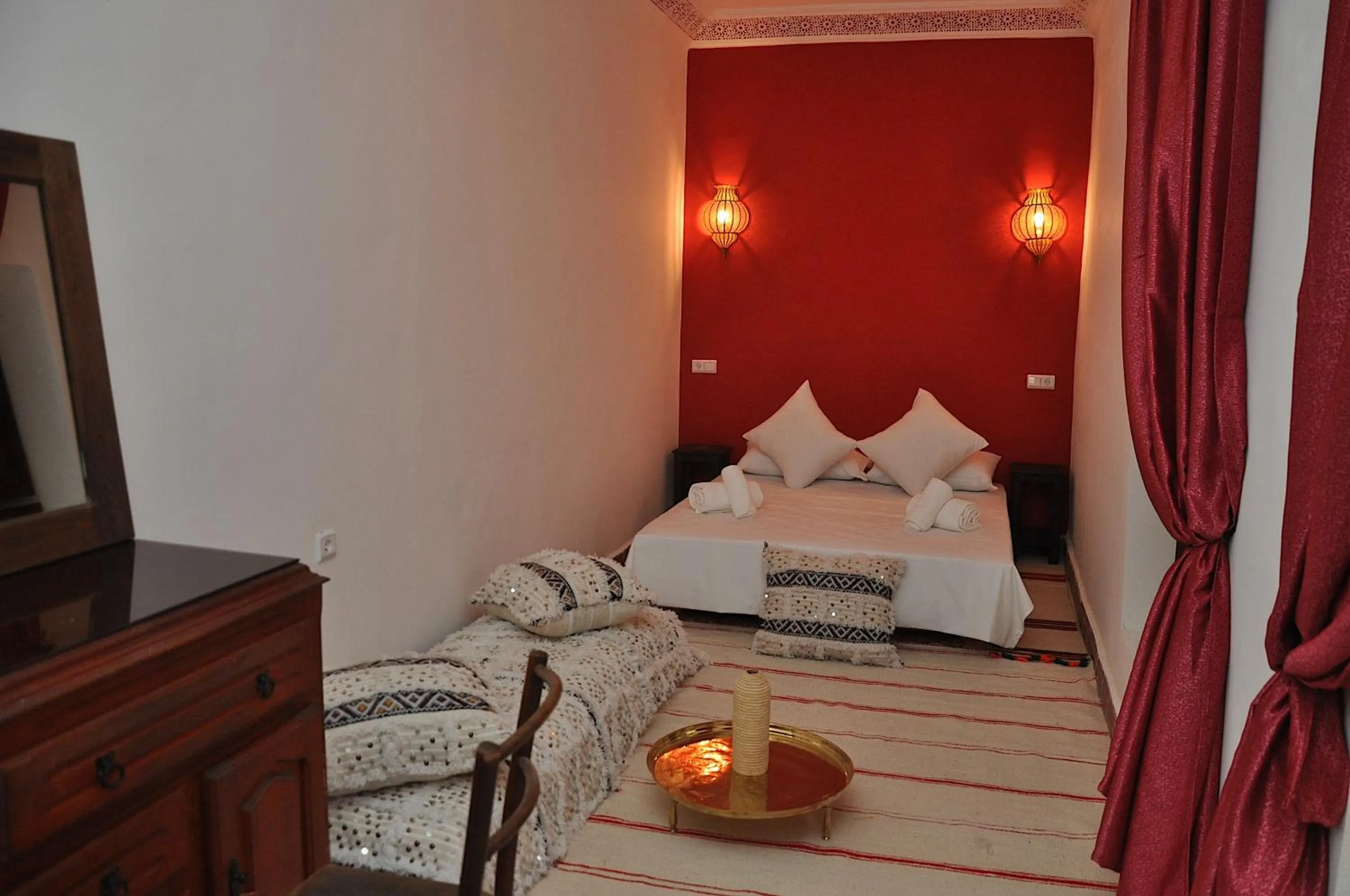 Photo of the whole room, Bed in Dar Aouinti