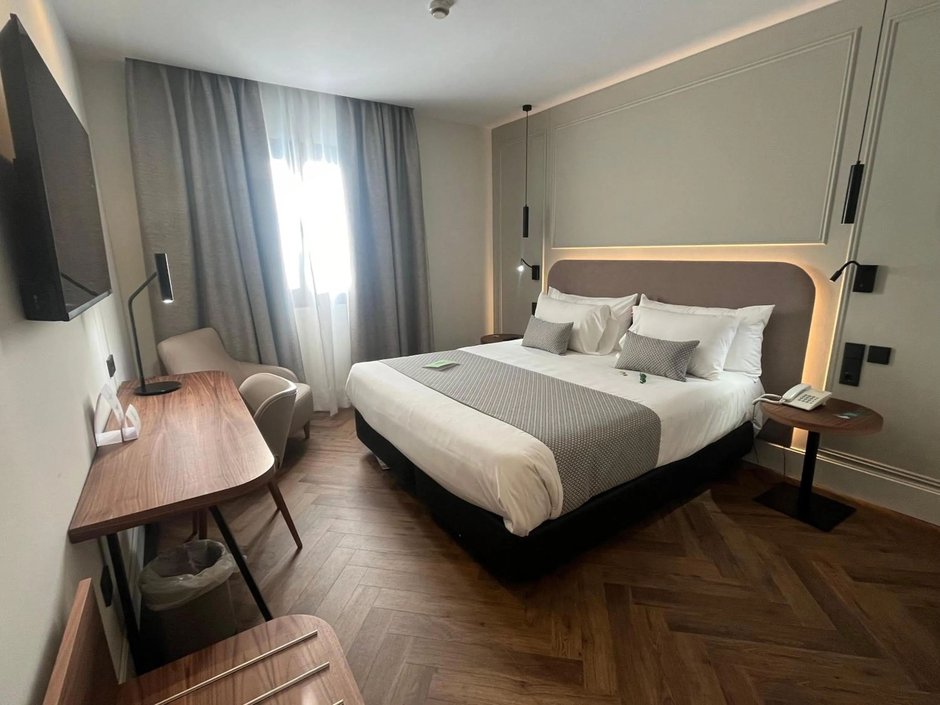 Bedroom, Bed in Silken Rona Dalba