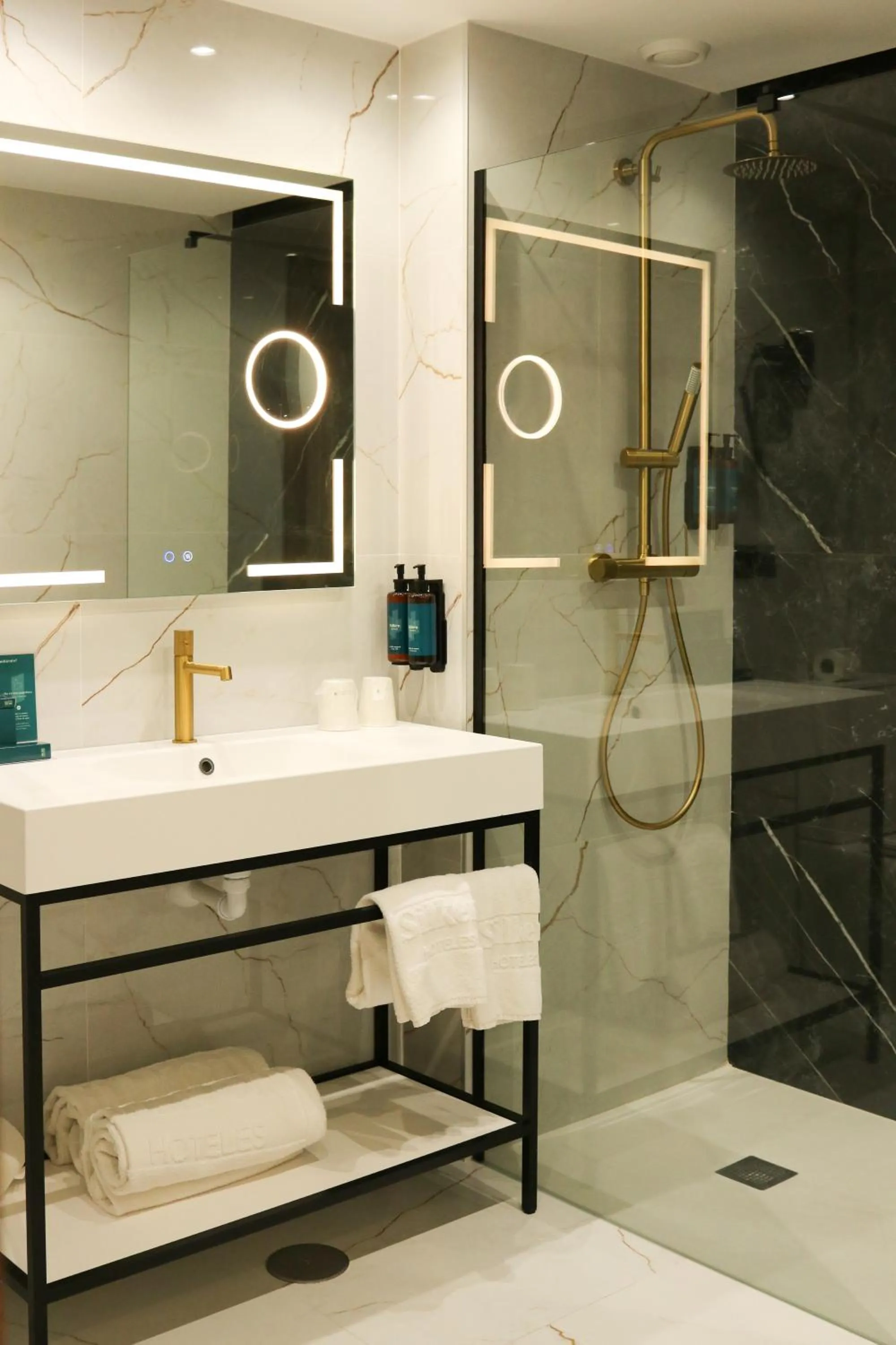 Shower in Silken Rona Dalba