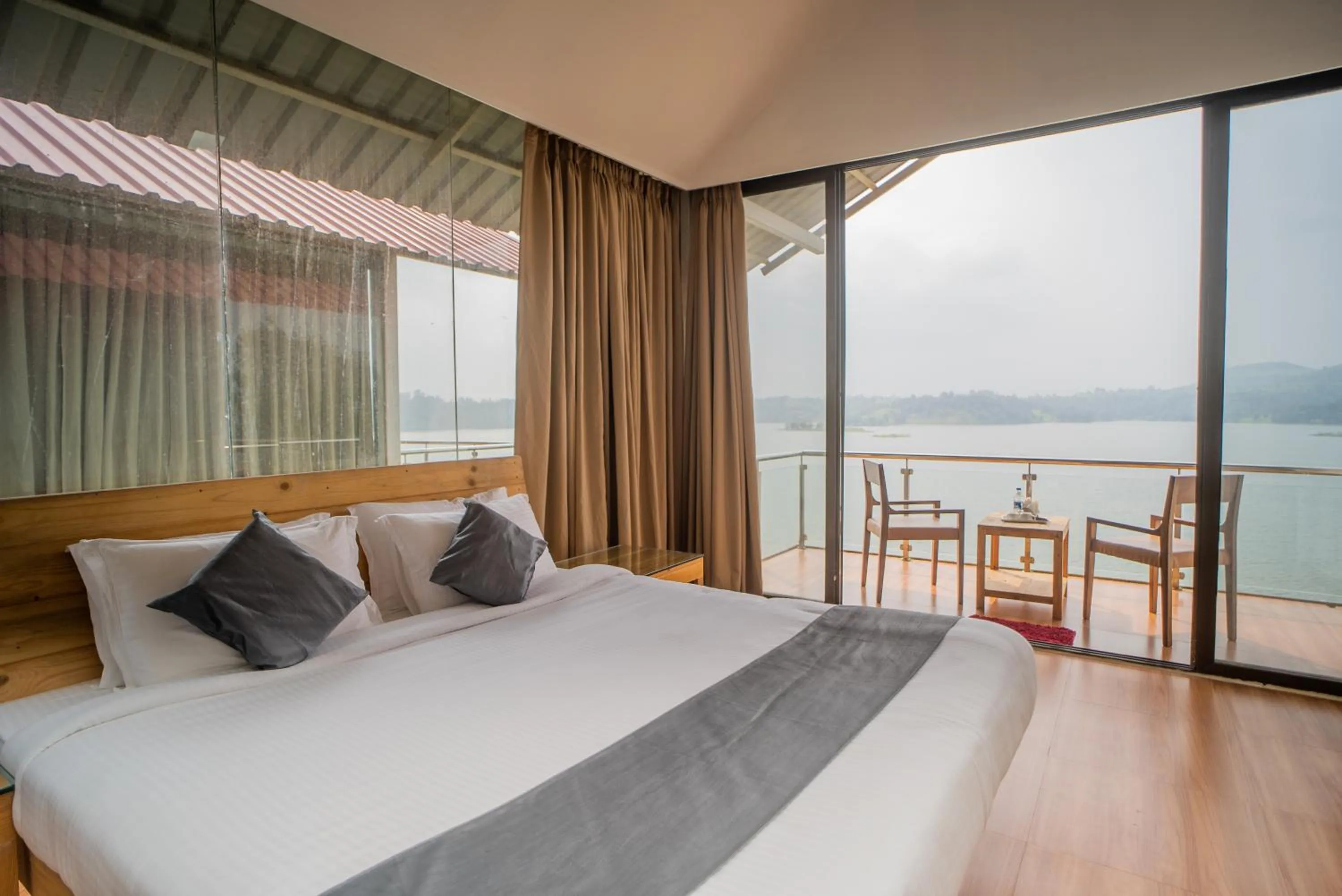 Photo of the whole room, Bed in Shvas Island Resort