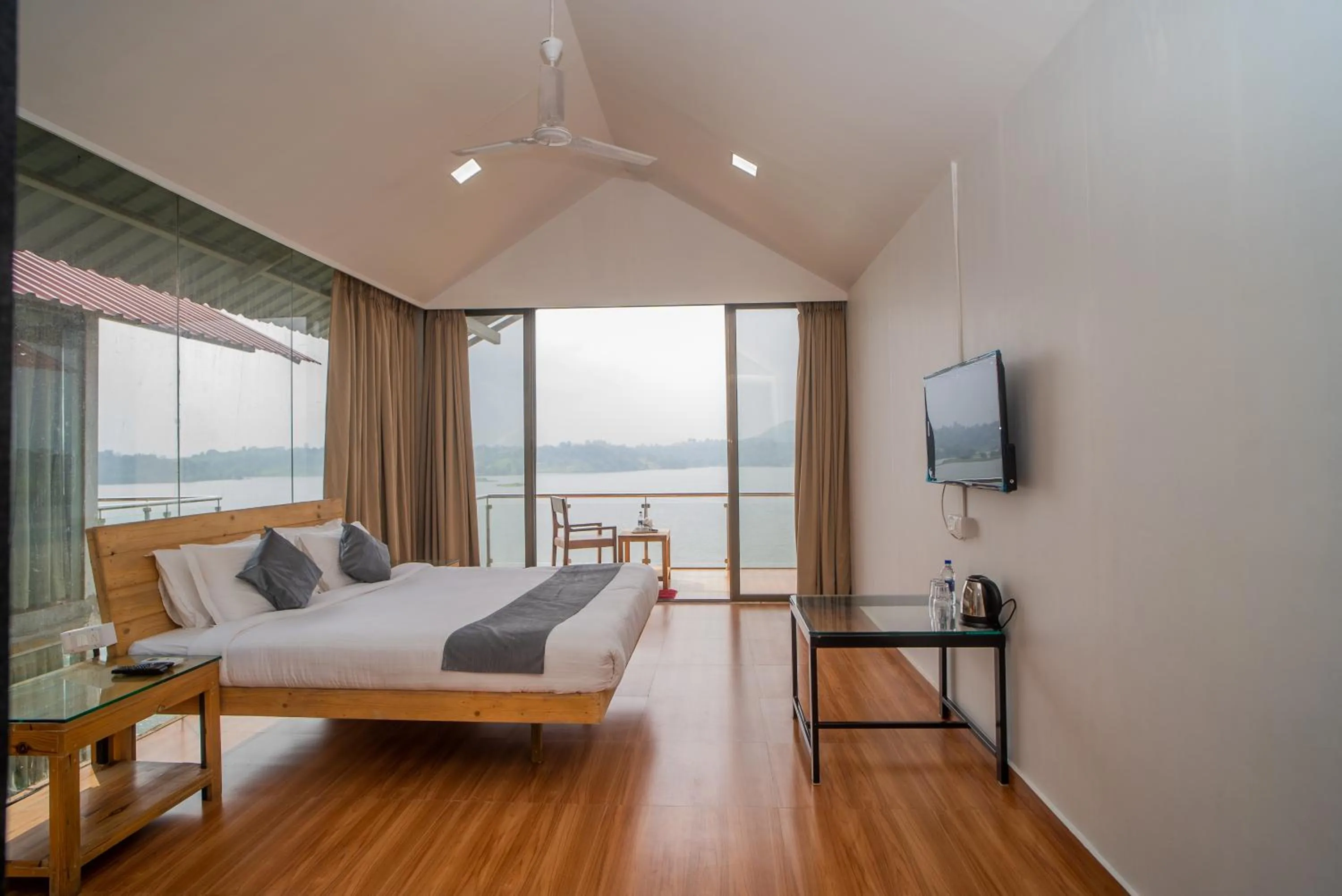 Photo of the whole room, Bed in Shvas Island Resort