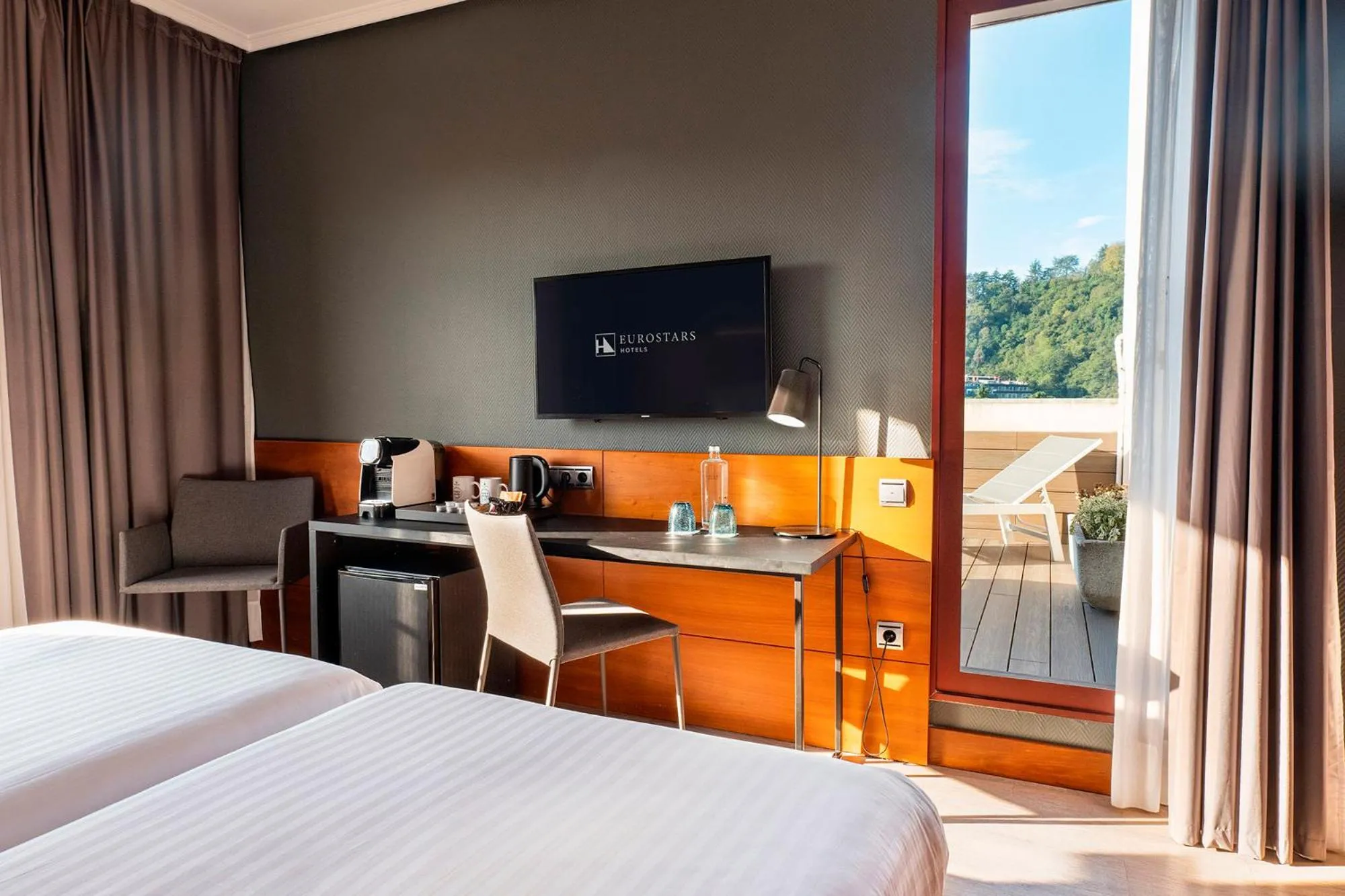 Bed in Eurostars Amara