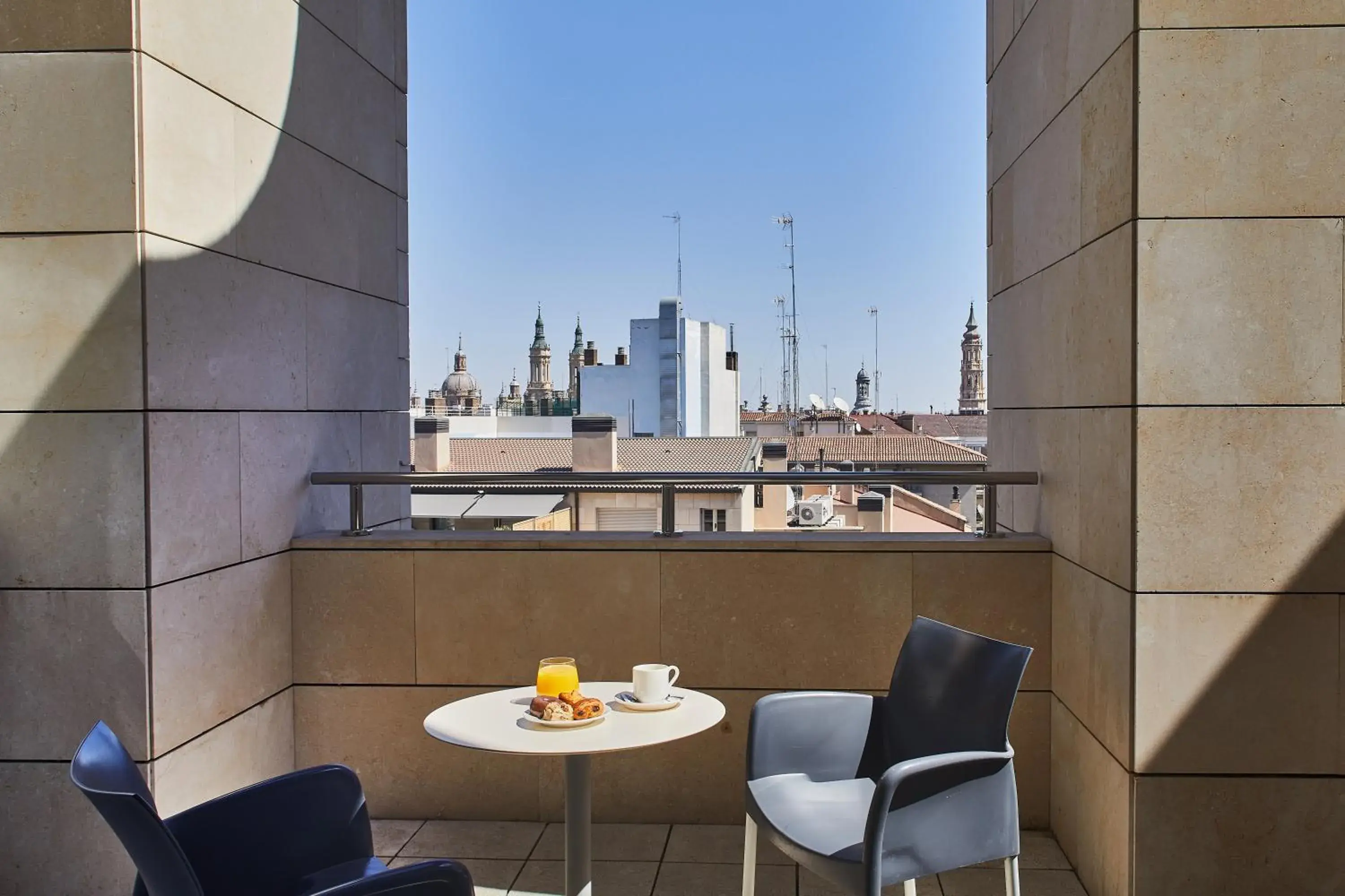 Double or Twin Room with Terrace in Silken Reino de Aragón Double or Twin Room with Terrace in Silken Reino de Aragón