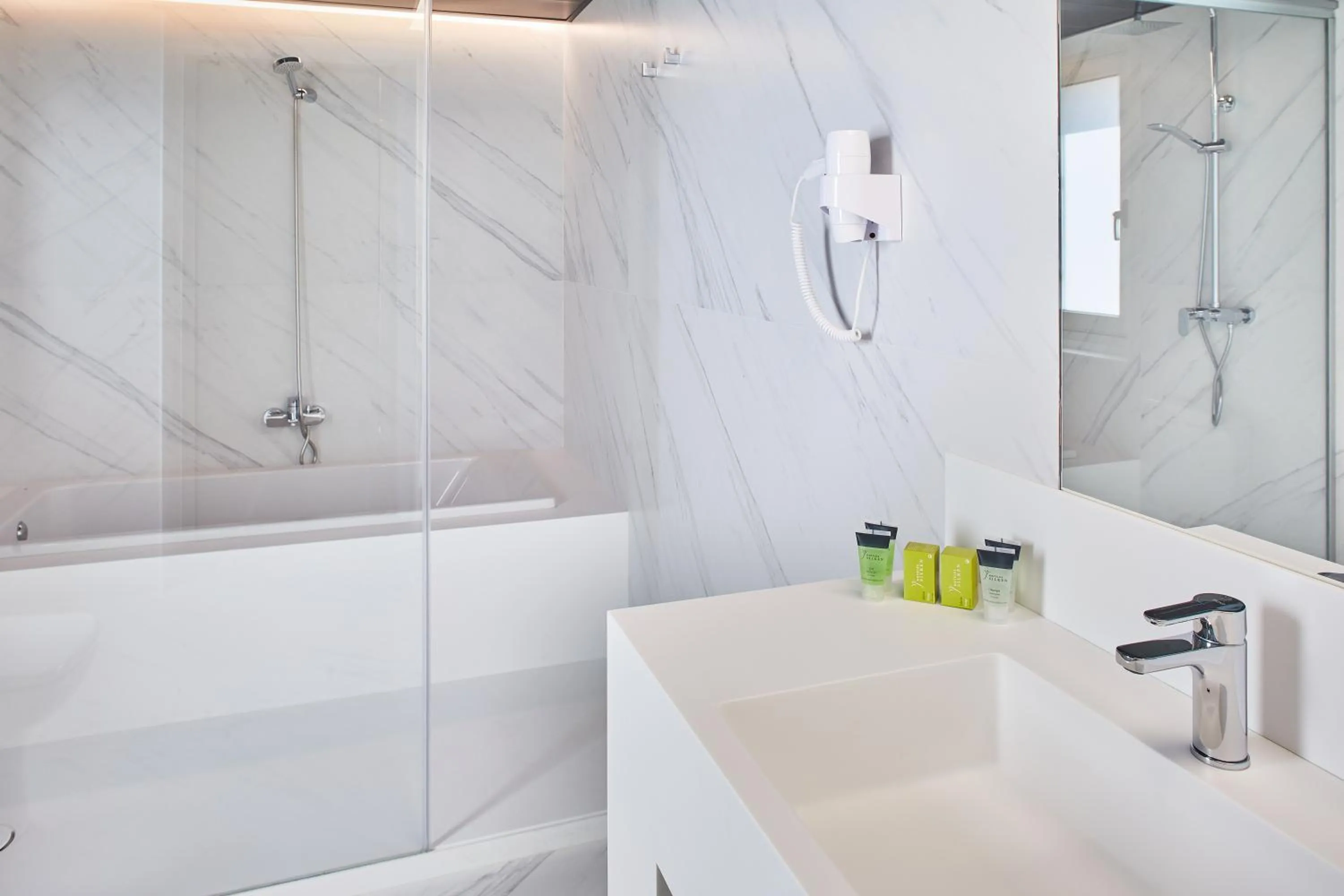 Shower in Silken Reino de Aragón