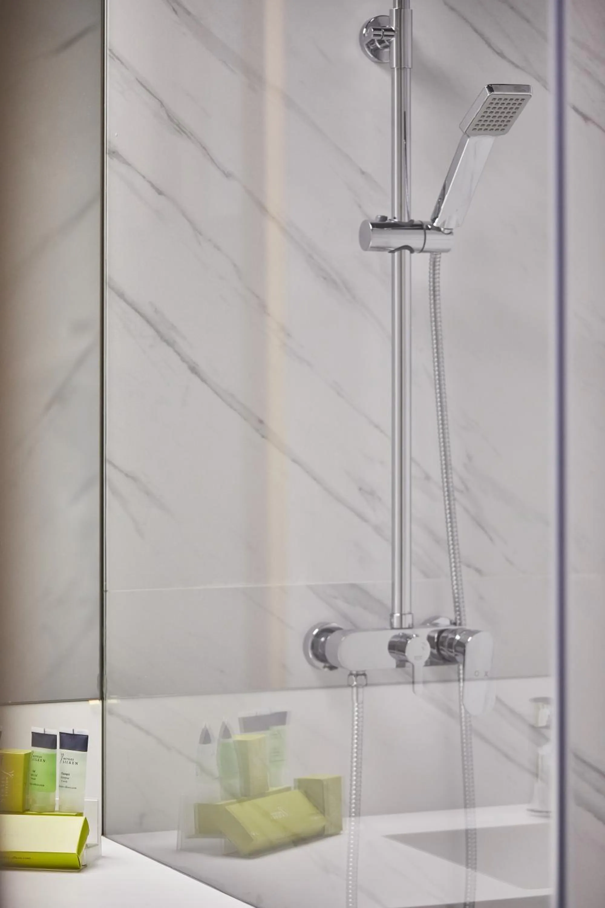 Shower in Silken Reino de Aragón