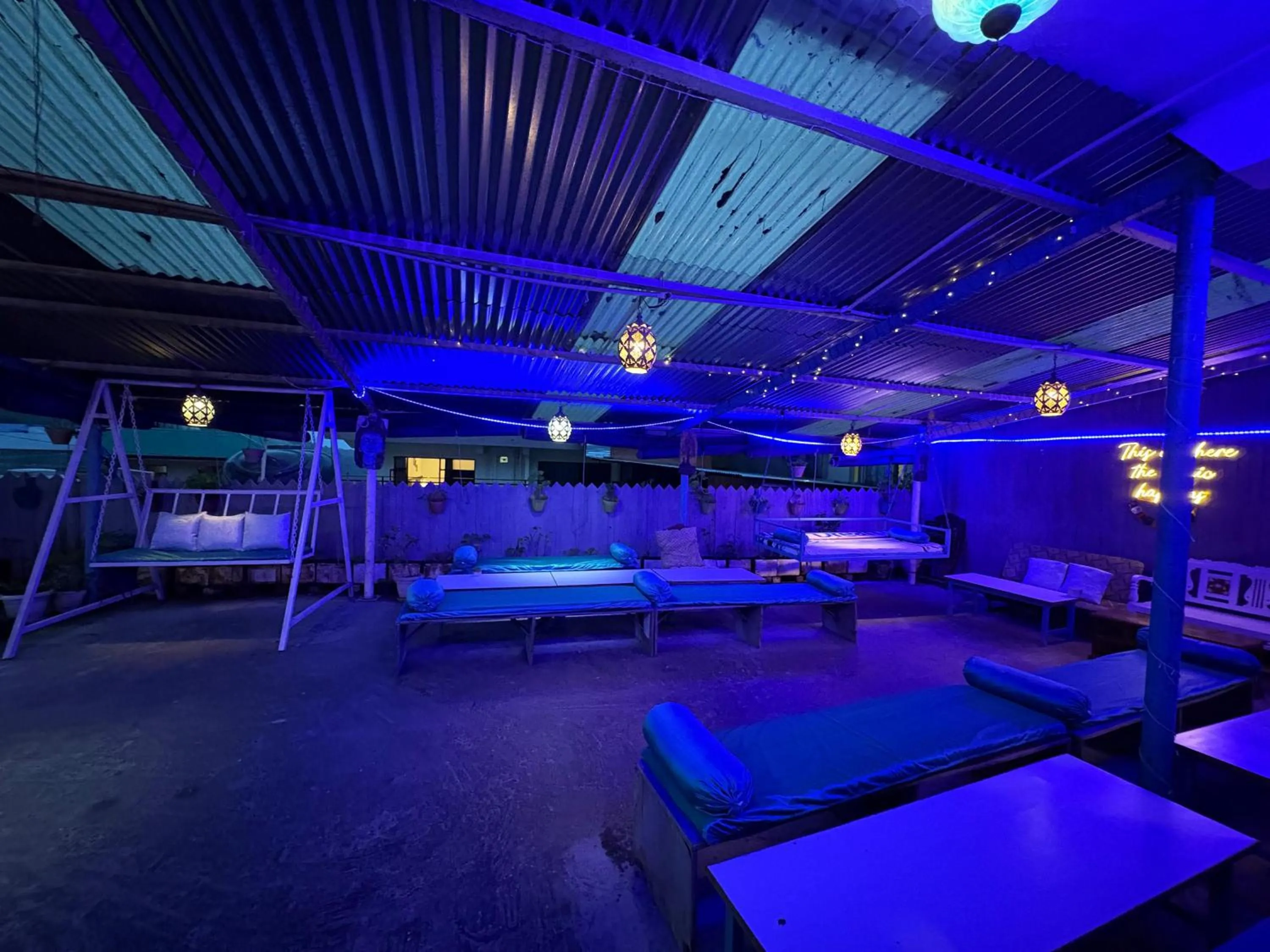 Communal lounge/ TV room in LA SIESTA INDIA MCLEODGANJ