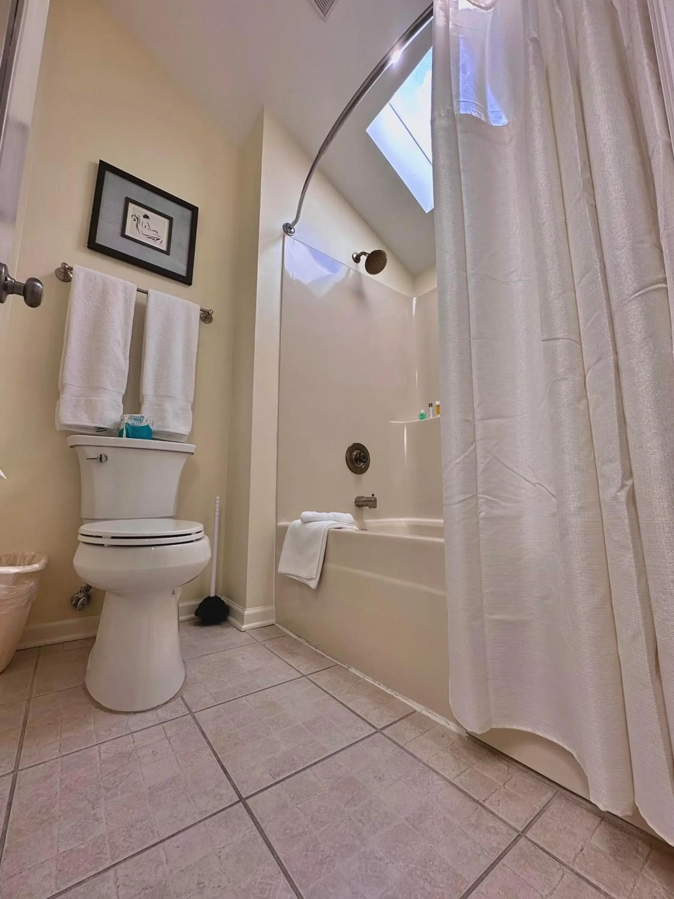 Single Room with Lake View - single occupancy in The French Country Inn Single Room with Lake View - single occupancy in The French Country Inn