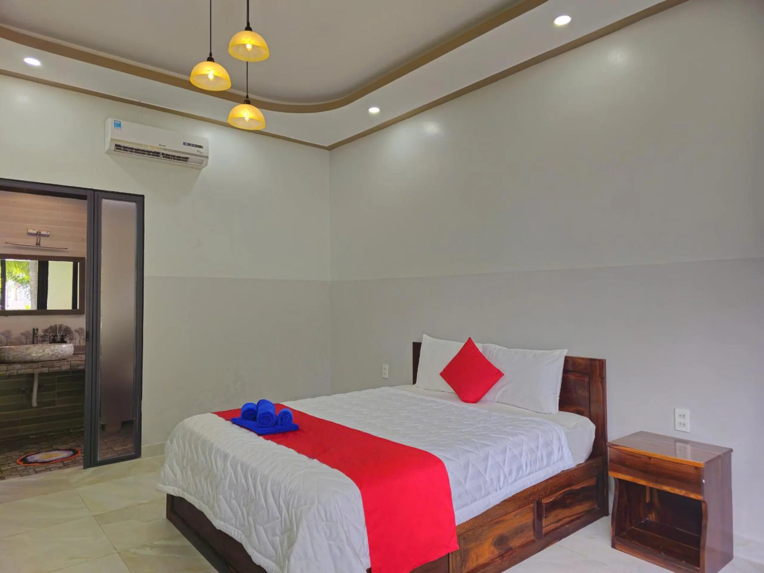 Shower, Bed in Fla Village