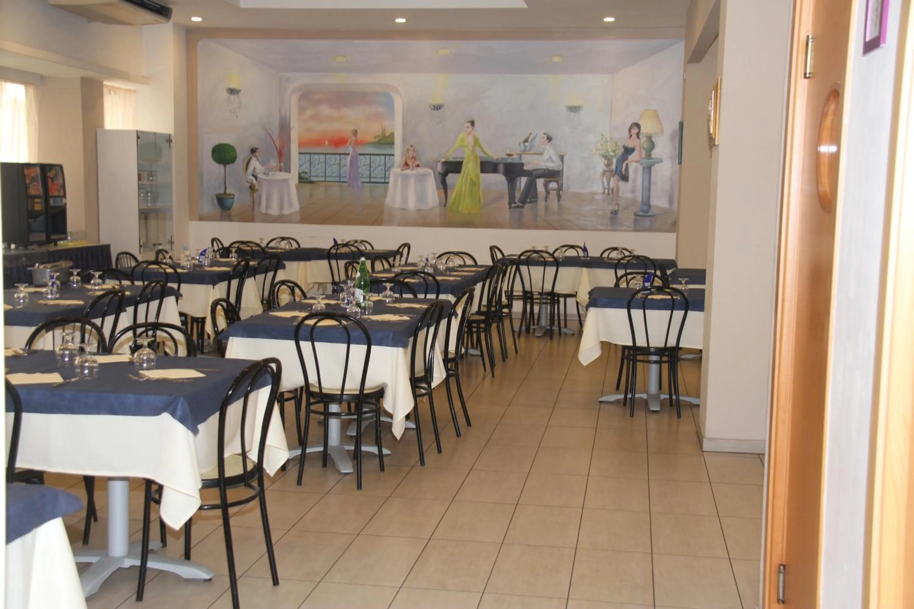 Restaurant/places to eat in Hotel Clipper