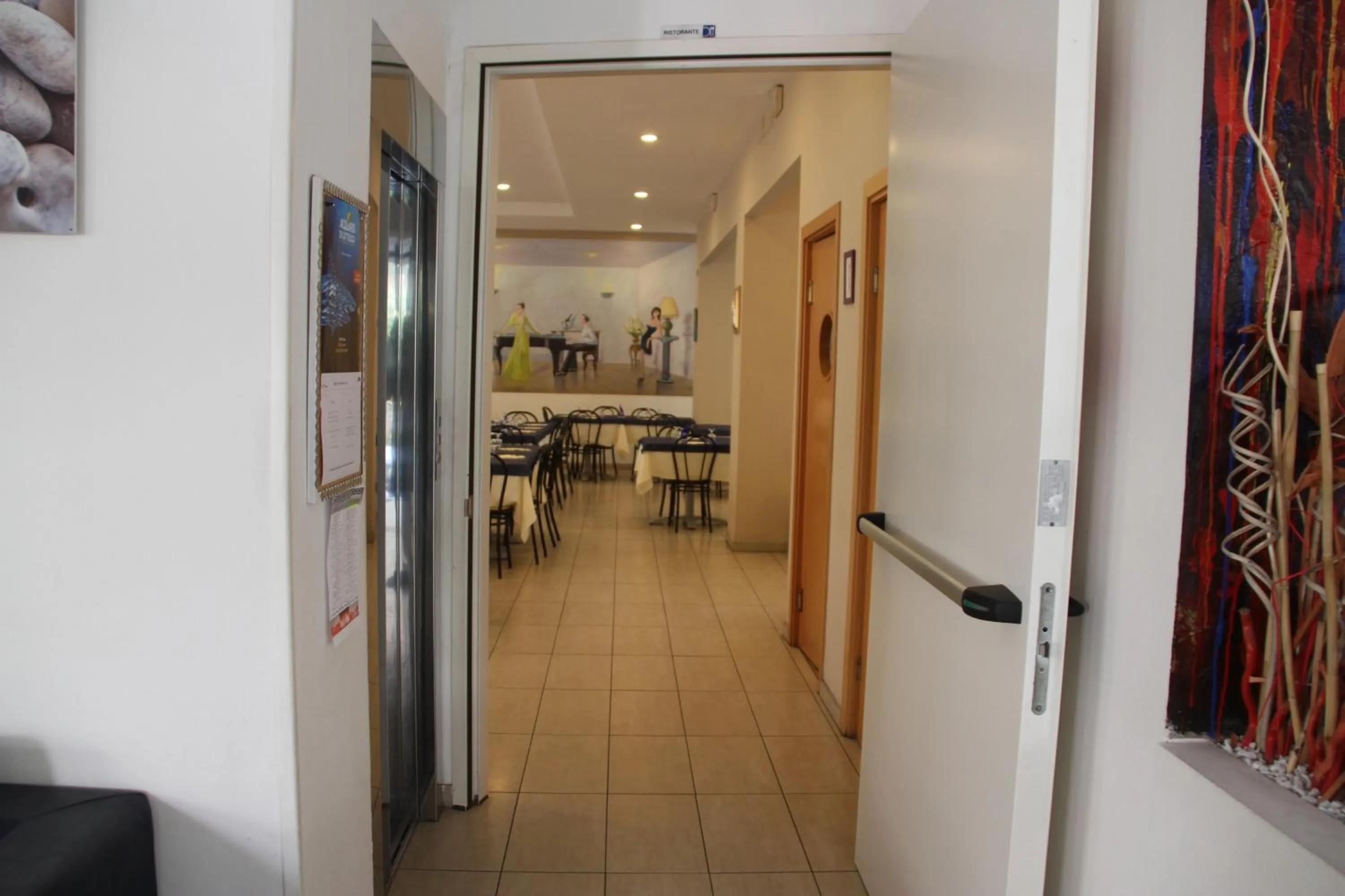 Restaurant/places to eat in Hotel Clipper