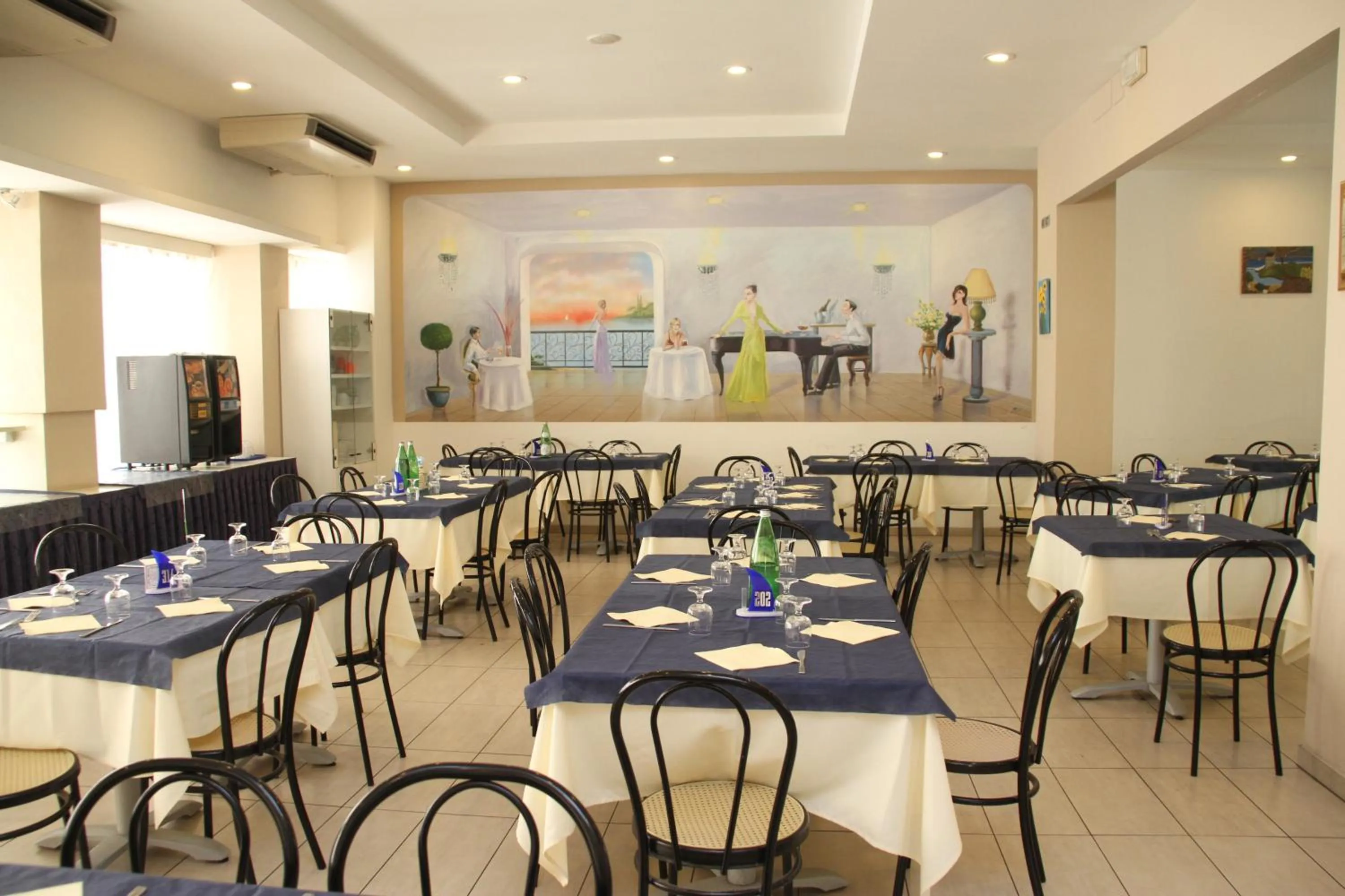 Restaurant/places to eat in Hotel Clipper