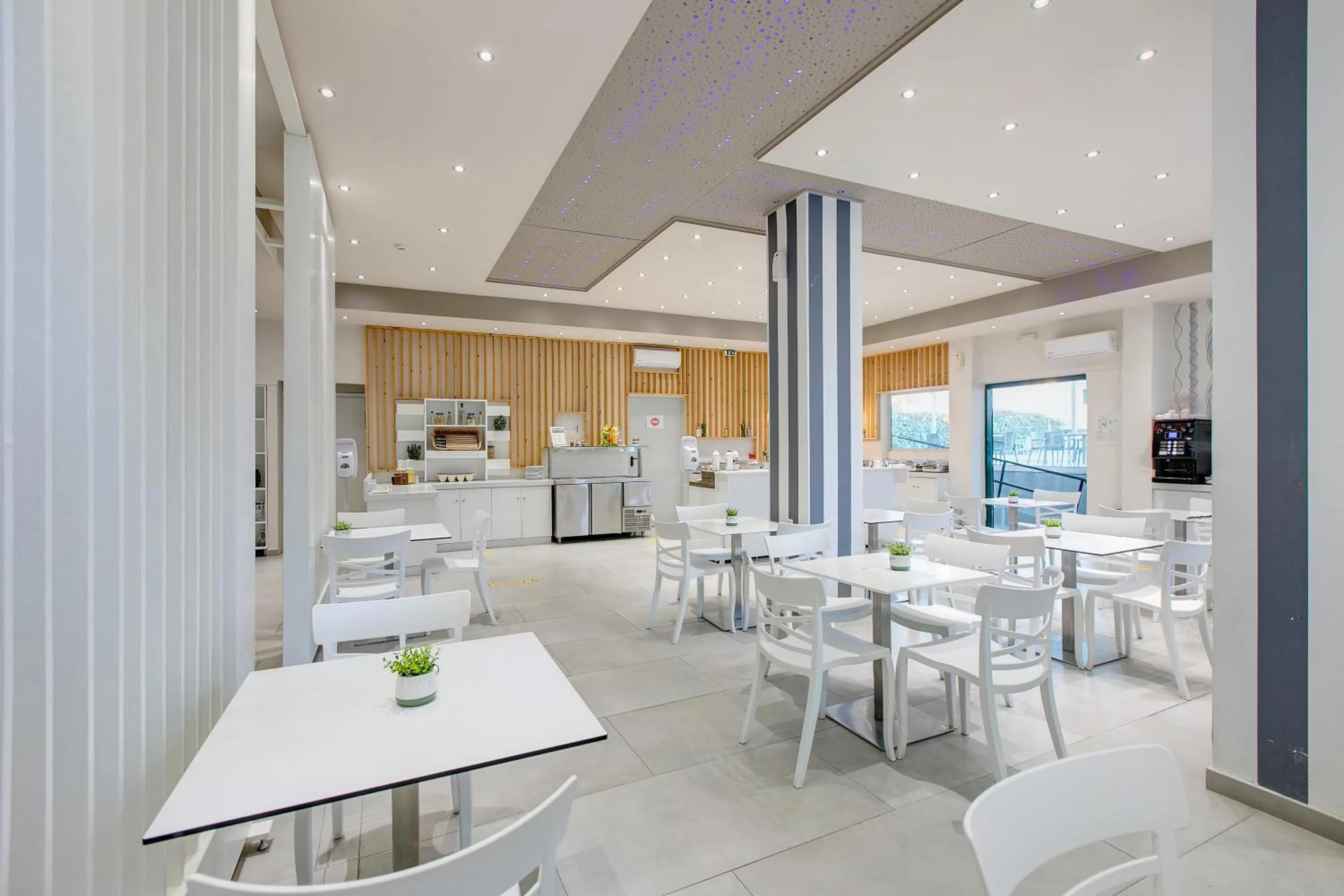 Restaurant/places to eat in Club Zante Plaza