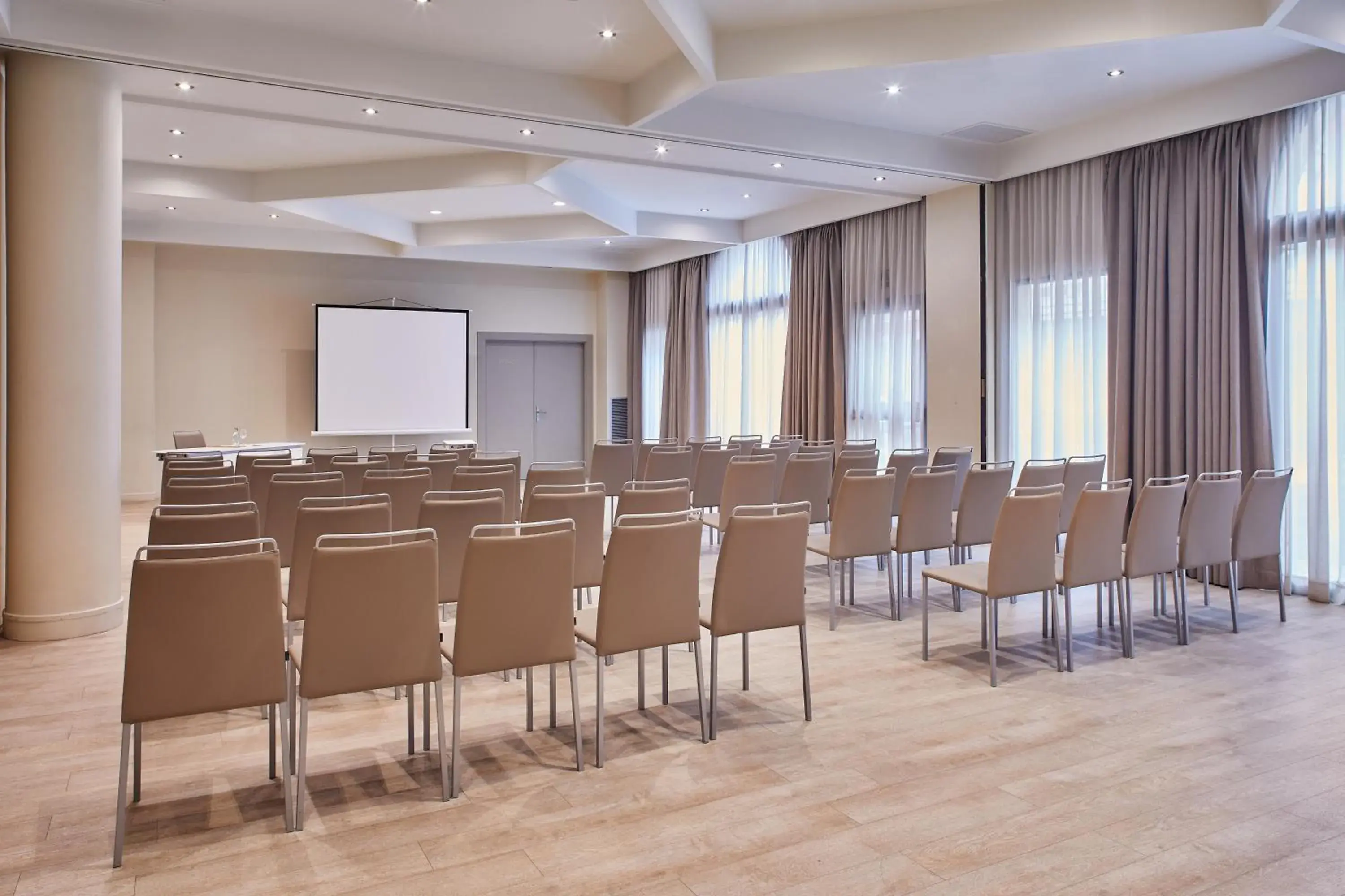 Lounge or bar in Silken Ciudad de Vitoria Lounge or bar in Silken Ciudad de Vitoria