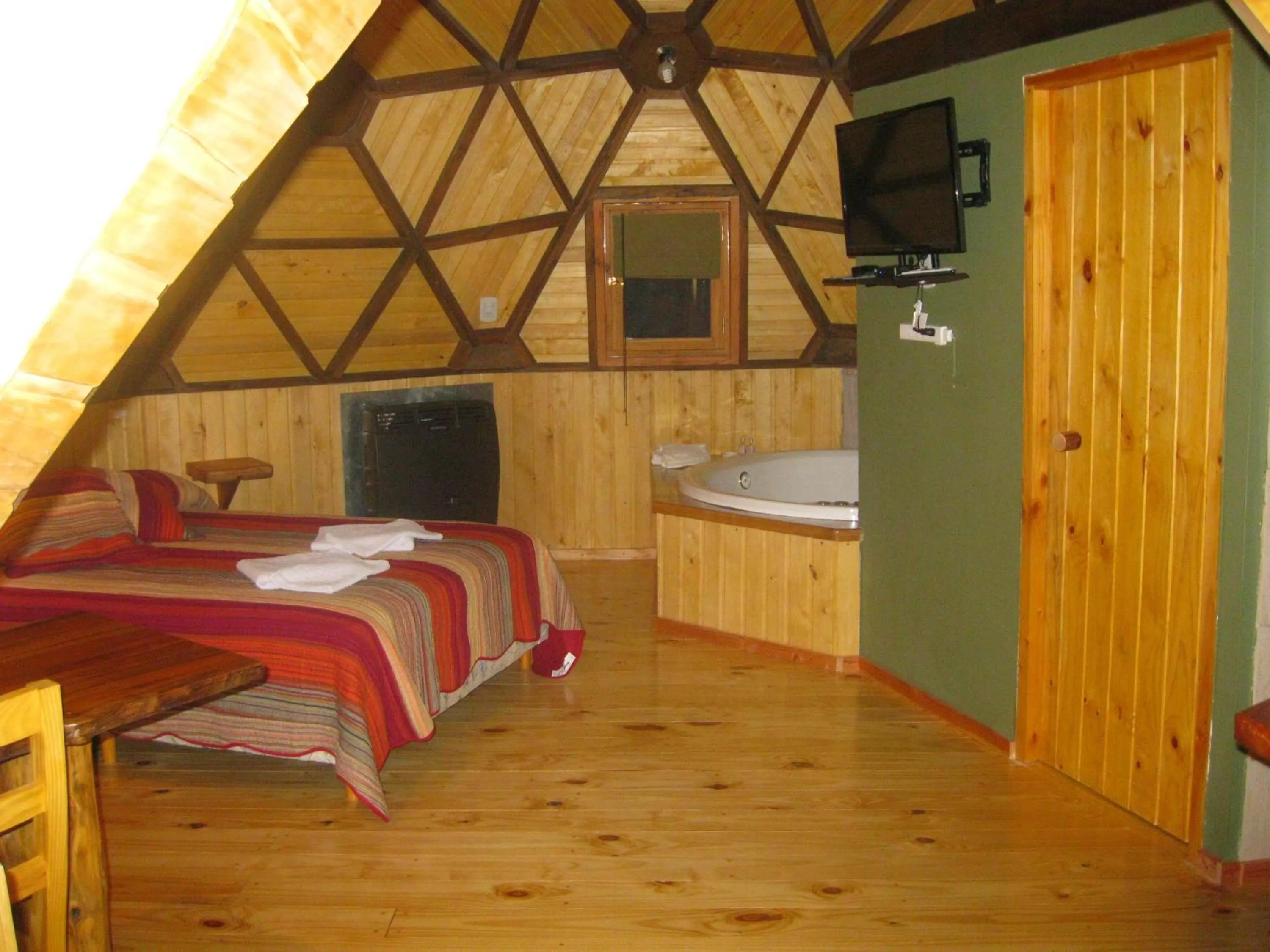 Photo of the whole room, Bed in Domos Puelo