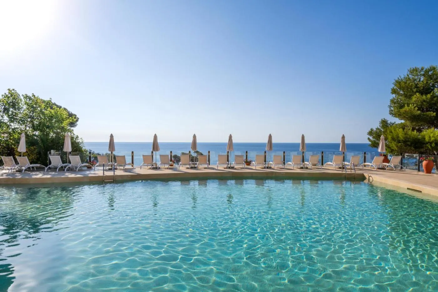 Swimming pool in Park Hotel San Jorge & Spa by Escampa Hotels