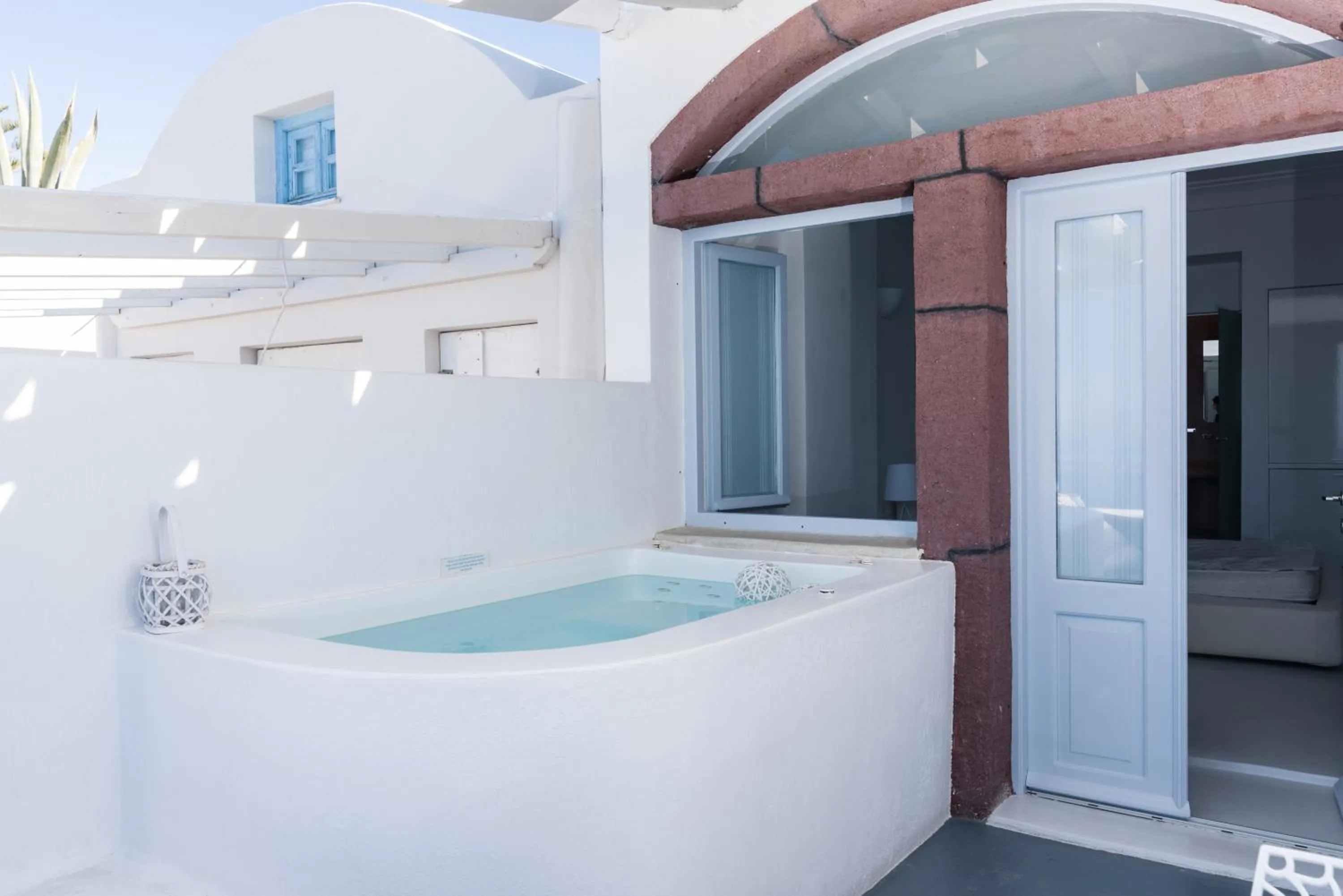 Hot Tub in Dreaming View Suites