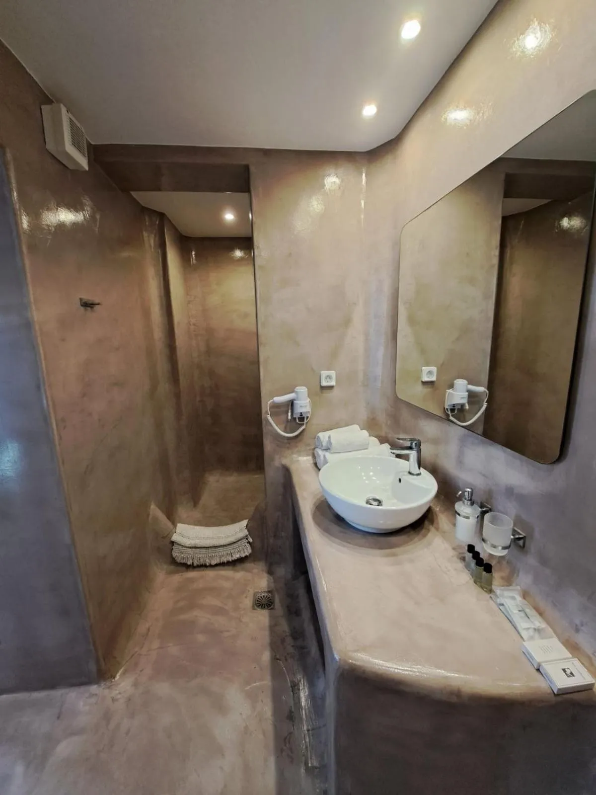 Bathroom in Dreaming View Suites