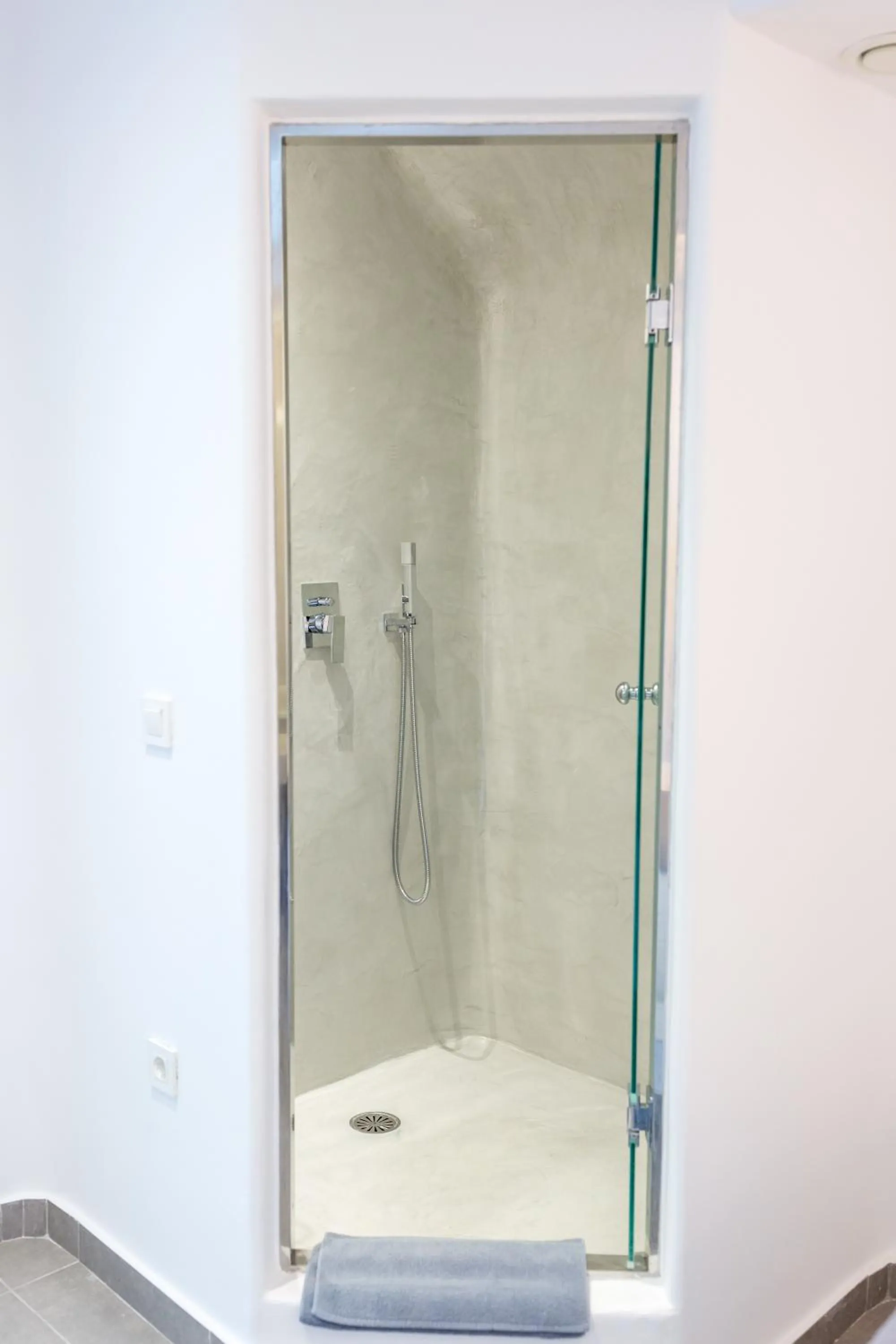 Shower in Dreaming View Suites