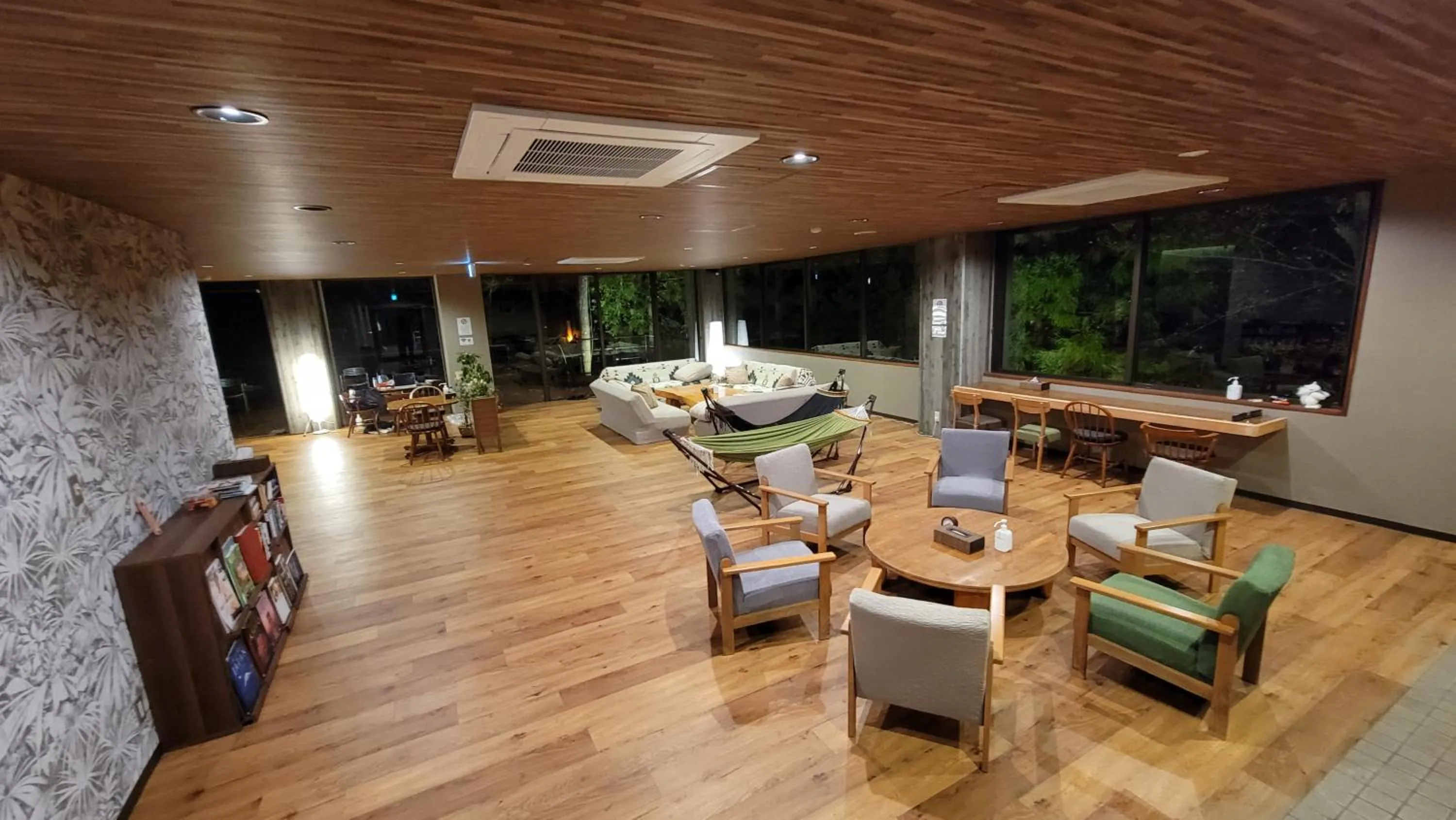 Communal lounge/ TV room in K's House Nikko - Kinugawa Onsen Hostel