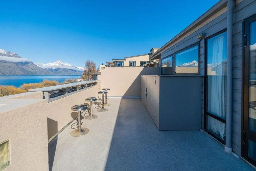 Lakefront Luxury Penthouse central Queenstown