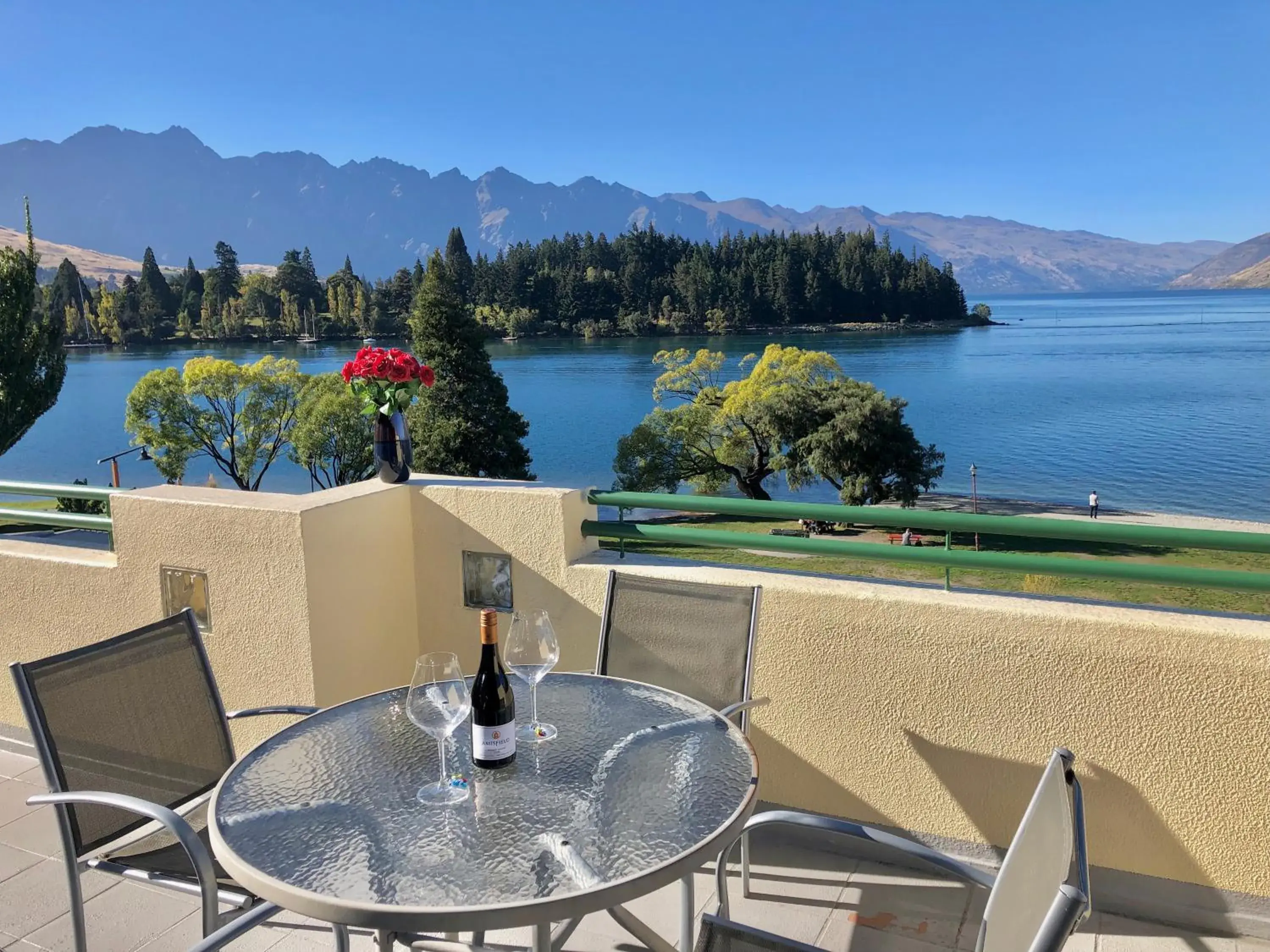 Lakefront Luxury Penthouse central Queenstown Lakefront Luxury Penthouse central Queenstown