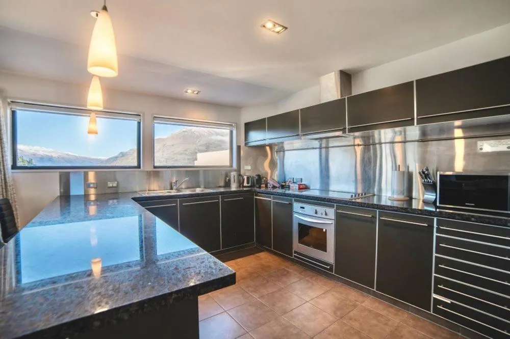 Lakefront Luxury Penthouse central Queenstown