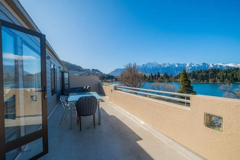 Lakefront Luxury Penthouse central Queenstown