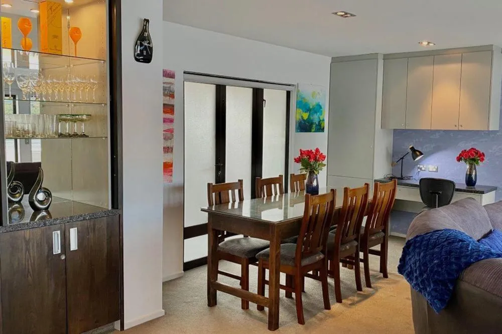 Lakefront Luxury Penthouse central Queenstown