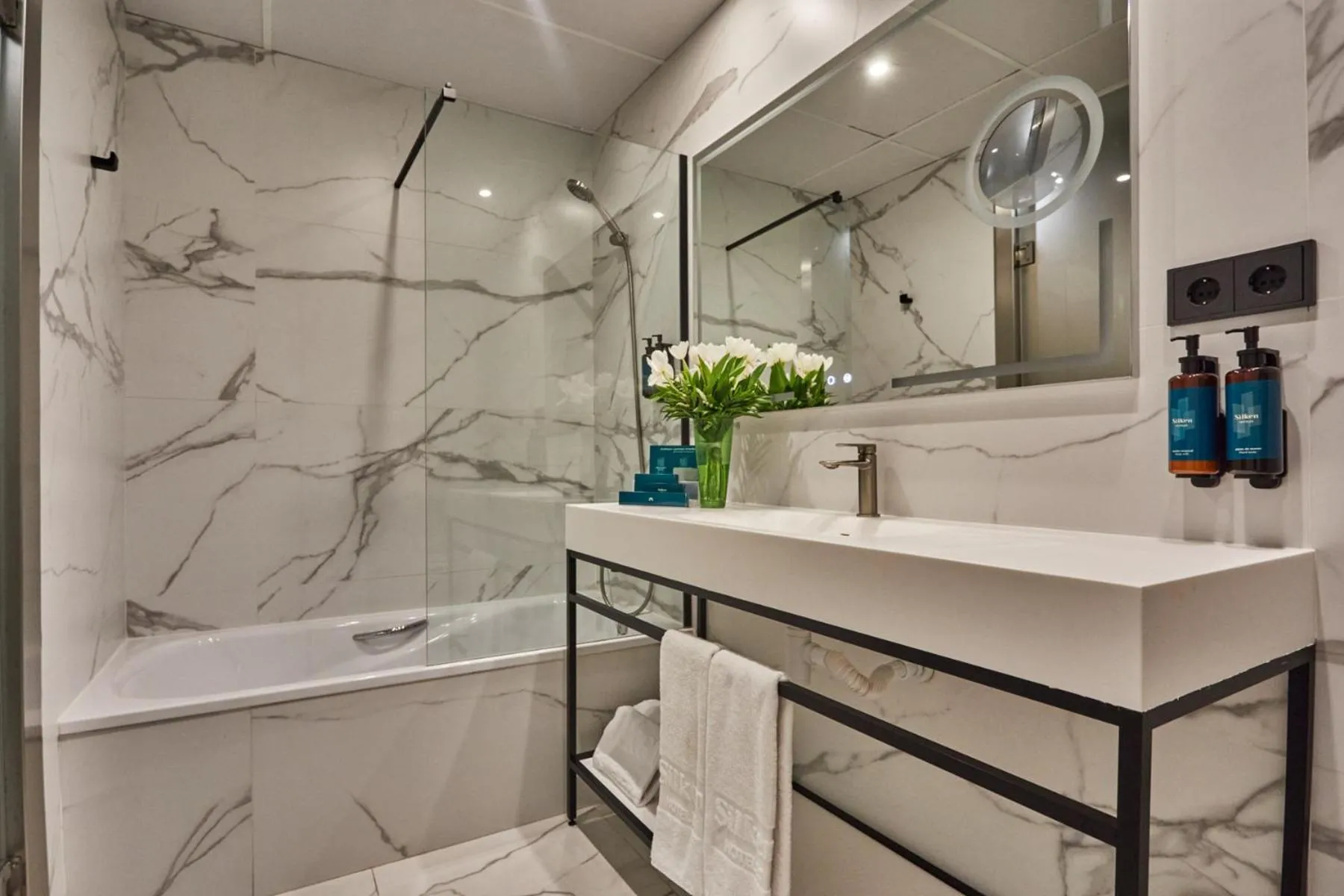 Bathroom in Silken Puerta Valencia