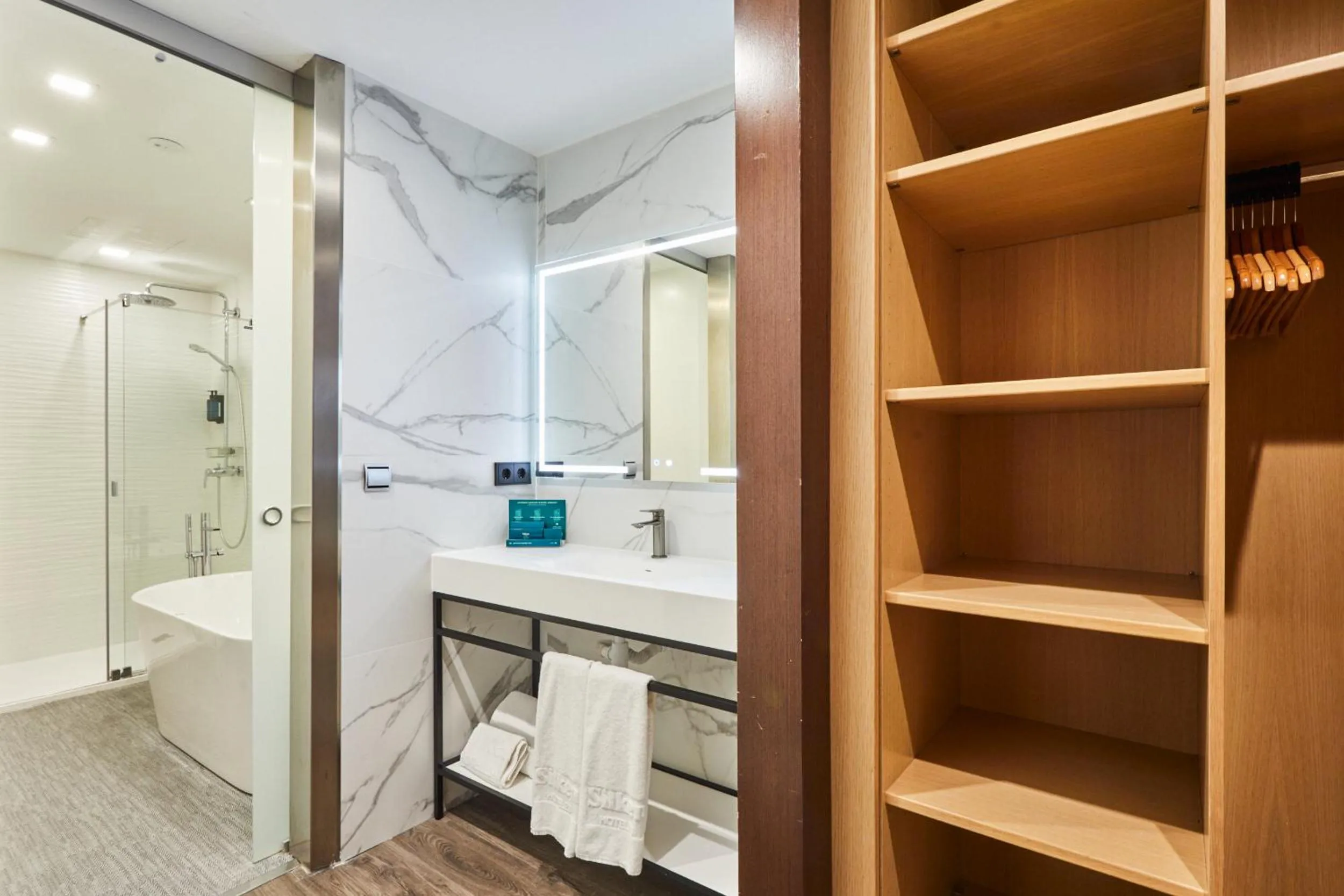 Bathroom in Silken Puerta Valencia